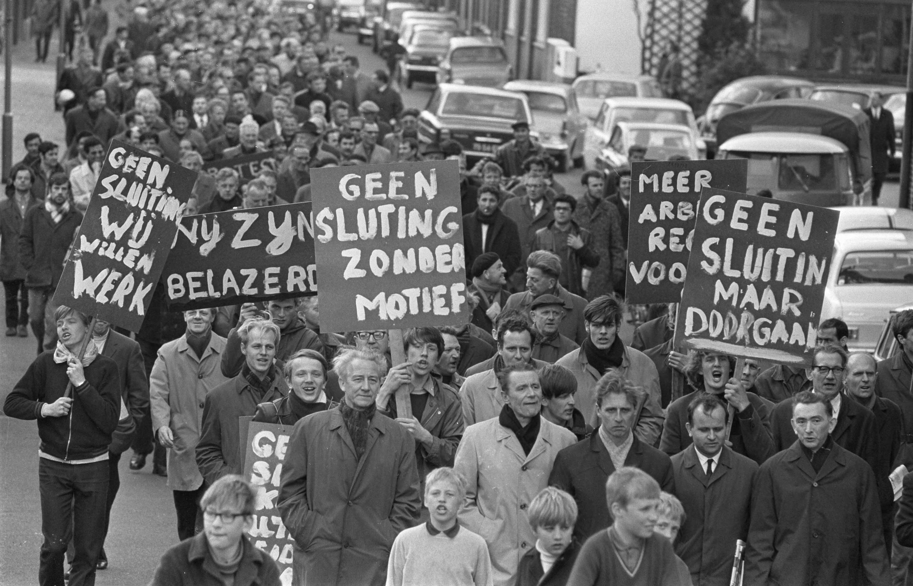 Fotocollectie Anefo — Arbeiders demonstreren tegen de voorgenomen sluiting van fabriek van Thomassen en Drijver Verblifa demonstranten — Foto: Evers, Joost / Anefo. Licentie: Set B: Rechtenvrij / Publiek Domein. Bron: Nationaal Archief. http://hdl.handle.net/10648/ab65db56-d0b4-102d-bcf8-003048976d84