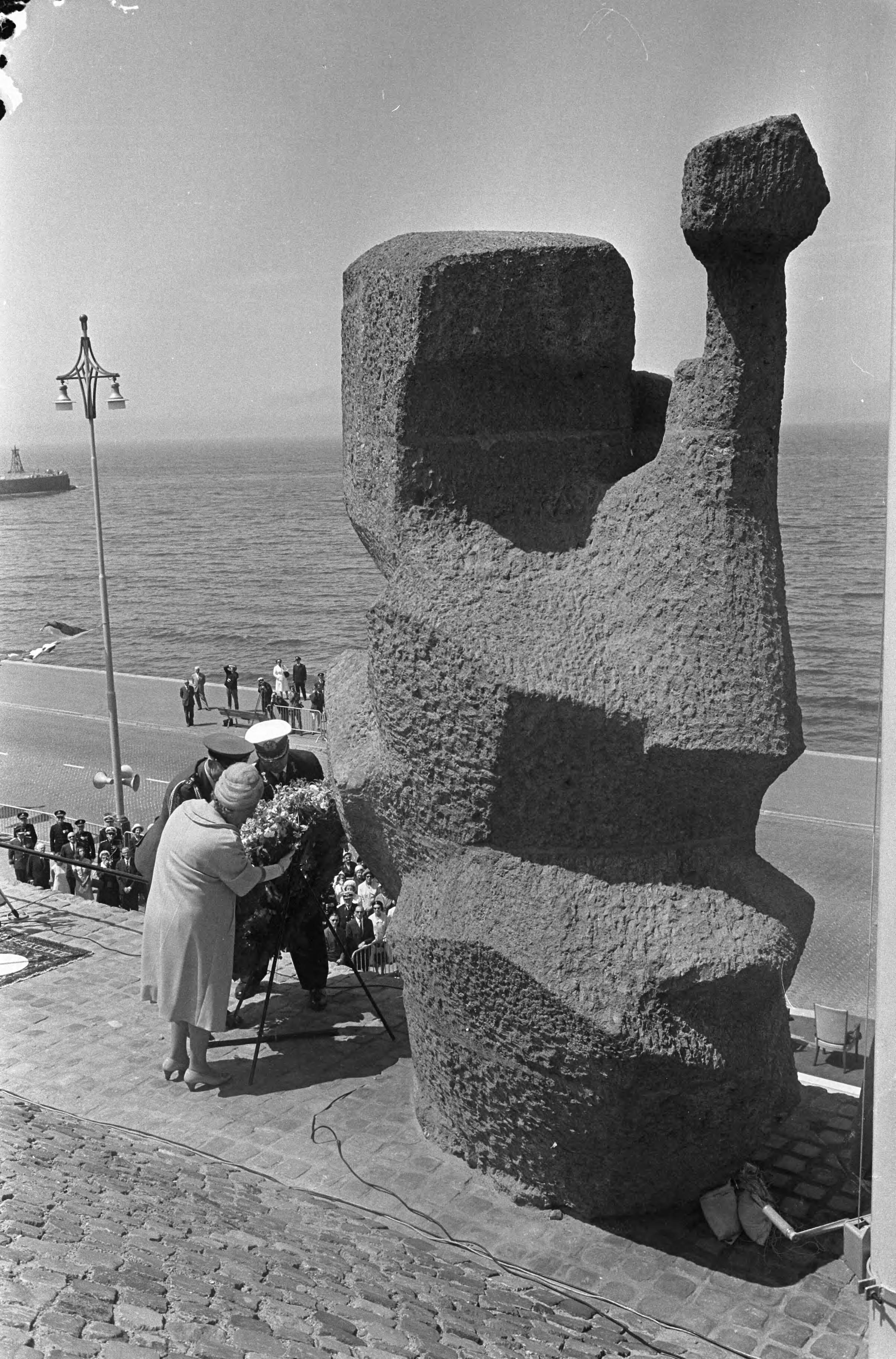 Koningin Juliana onthult het Marinemonument te Scheveningen — Koningin Juliana legt een krans — Foto: Koch, Eric / Anefo. Licentie: Set B: Rechtenvrij / Publiek Domein. Bron: Nationaal Archief. http://hdl.handle.net/10648/aaee7138-d0b4-102d-bcf8-003048976d84