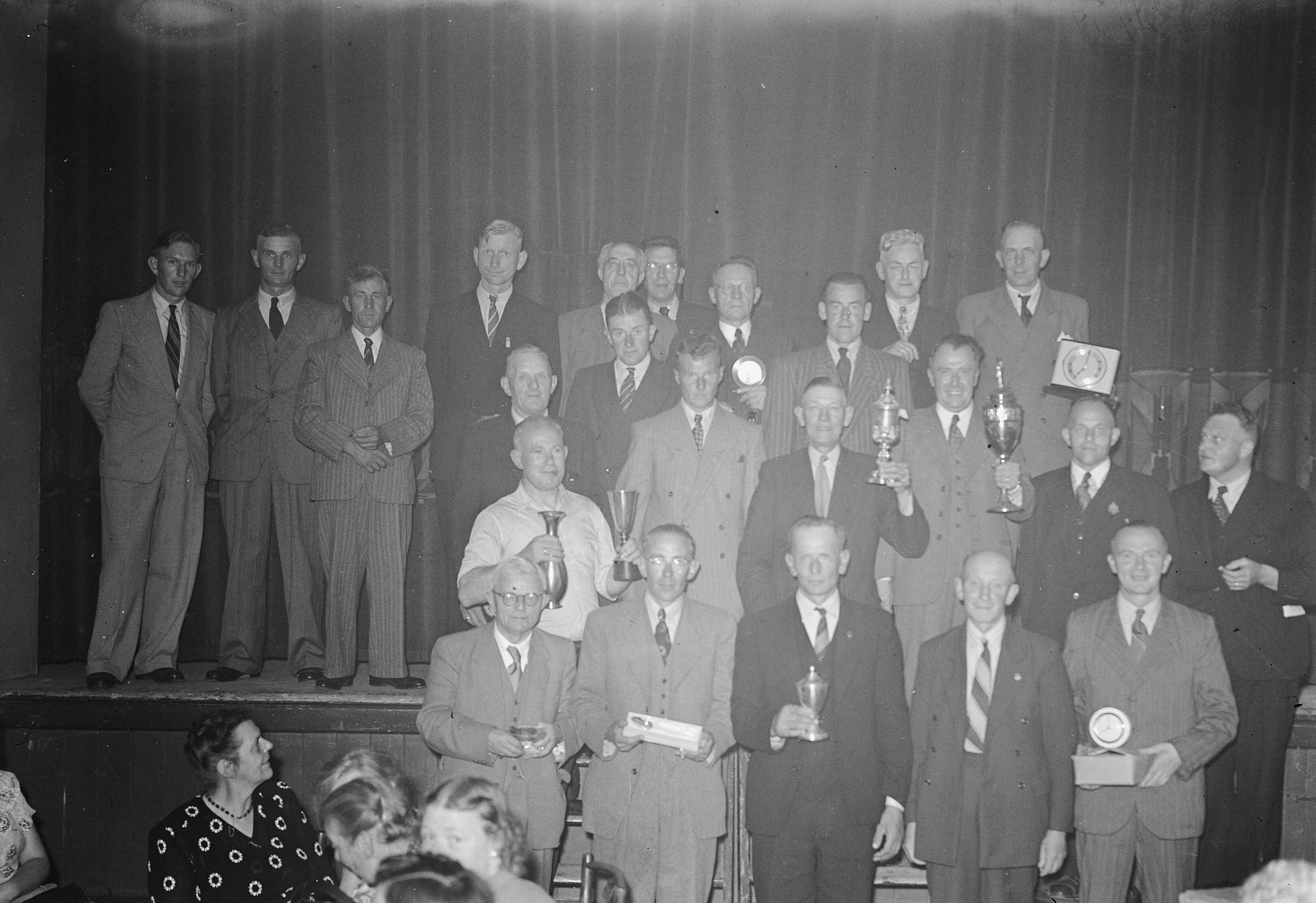 Fotocollectie Anefo — Kolfwedstrijden te Koog aan de Zaan groep — Foto: Oorschot, […] van / Anefo. Licentie: Set B: Rechtenvrij / Publiek Domein. Bron: Nationaal Archief. http://hdl.handle.net/10648/a8ce26fa-d0b4-102d-bcf8-003048976d84