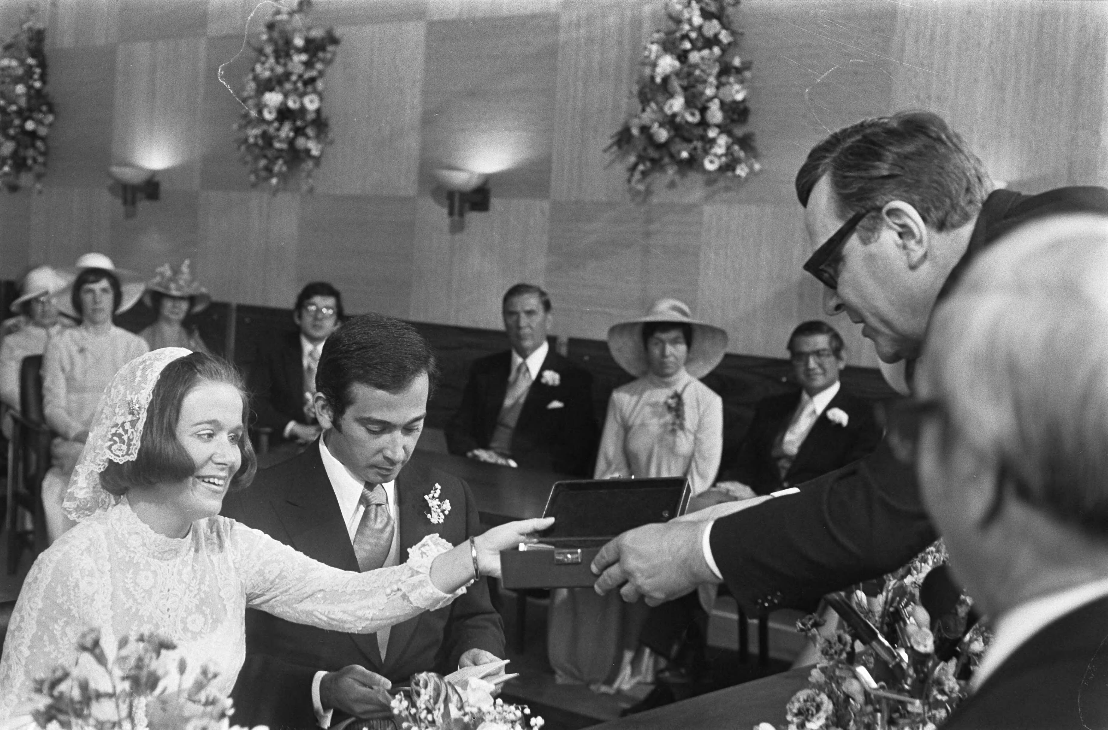Huwelijk prinses Christina en Jorge Guillermo; de sluiting van het burgerlijk huwelijk in het stadhuis van Baarn — Prinses Christina en Jorge Guillermo tekenen de huwelijksaktie bij de sluiting van het burgerlijk huwelijk — Foto: Meerdere fotografen / Anefo. Licentie: Set B: Rechtenvrij / Publiek Domein. Bron: Nationaal Archief. http://hdl.handle.net/10648/ac6c65d8-d0b4-102d-bcf8-003048976d84