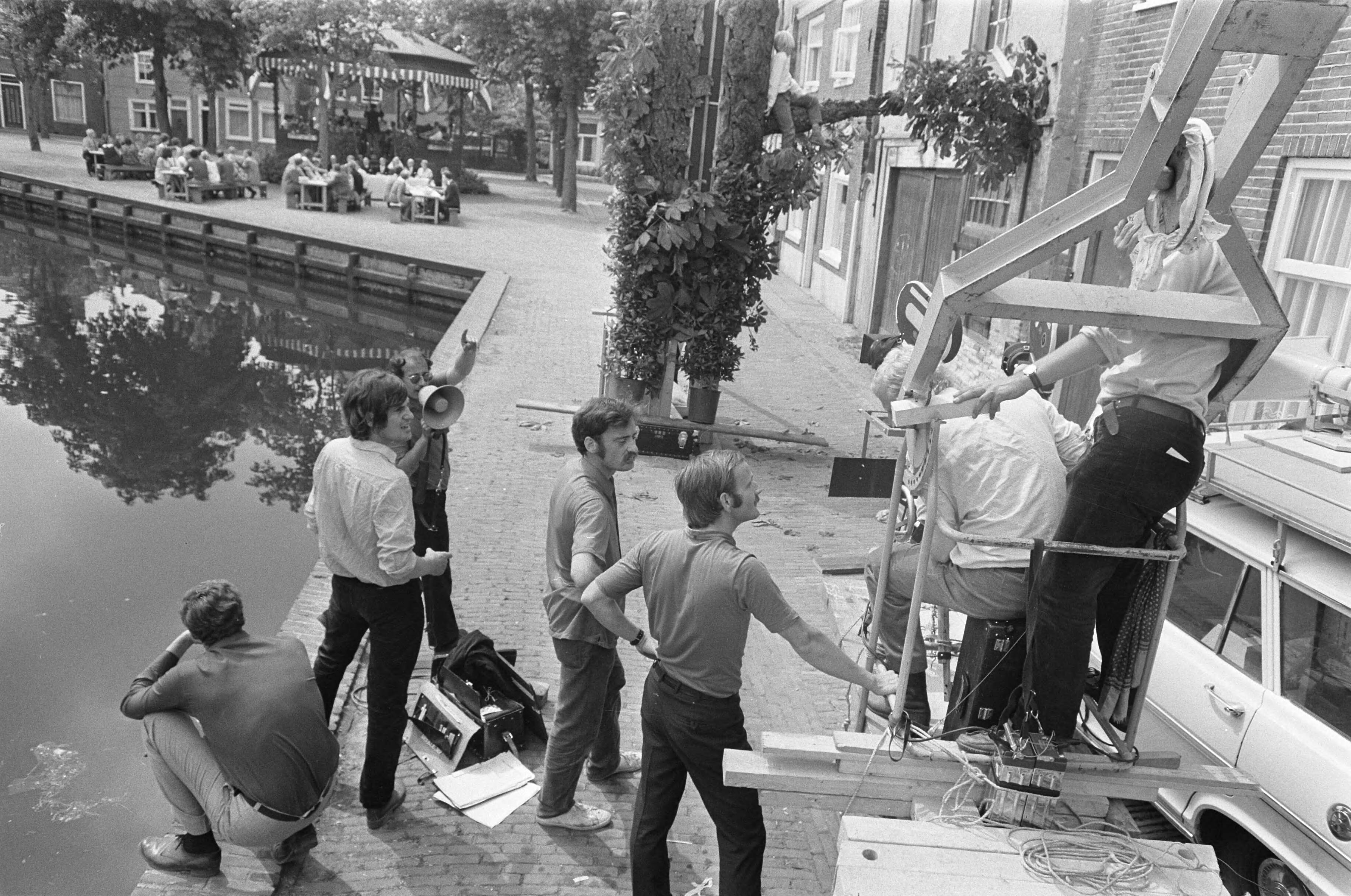 Fotocollectie Anefo — De filmploeg van Jan Vrijman maakt een film over een boerenbruiloft in Spaarndam — Foto: Fotograaf Onbekend / Anefo. Licentie: Set B: Rechtenvrij / Publiek Domein. Bron: Nationaal Archief. http://hdl.handle.net/10648/ab746f86-d0b4-102d-bcf8-003048976d84