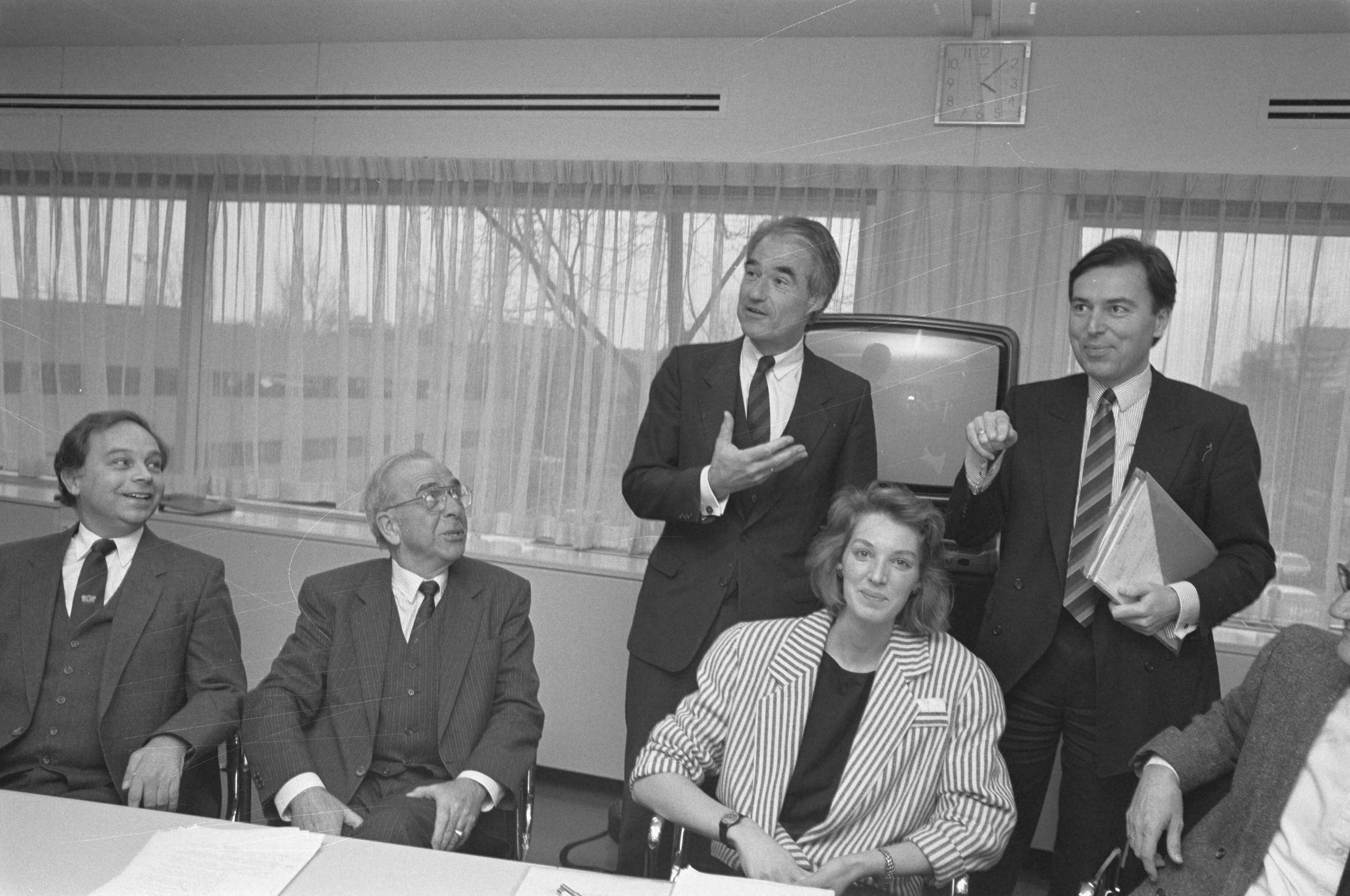 Fotocollectie Anefo — Ministers de Korte (staand links) en Brinkman (staand rechts) praten in Rijswijk met de Stuurgroep Reclame. Zittend van links naar rechts dhr. Mulder (voorzitter van de Bond voor Adverteerders), dhr. Kuiper (Stuurgroep Reclame) en mevr. van Driel (Stuurgroep Reclame) — Foto: Croes, Rob C. / Anefo. Licentie: Set B: Rechtenvrij / Publiek Domein. Bron: Nationaal Archief. http://hdl.handle.net/10648/ad7043d2-d0b4-102d-bcf8-003048976d84