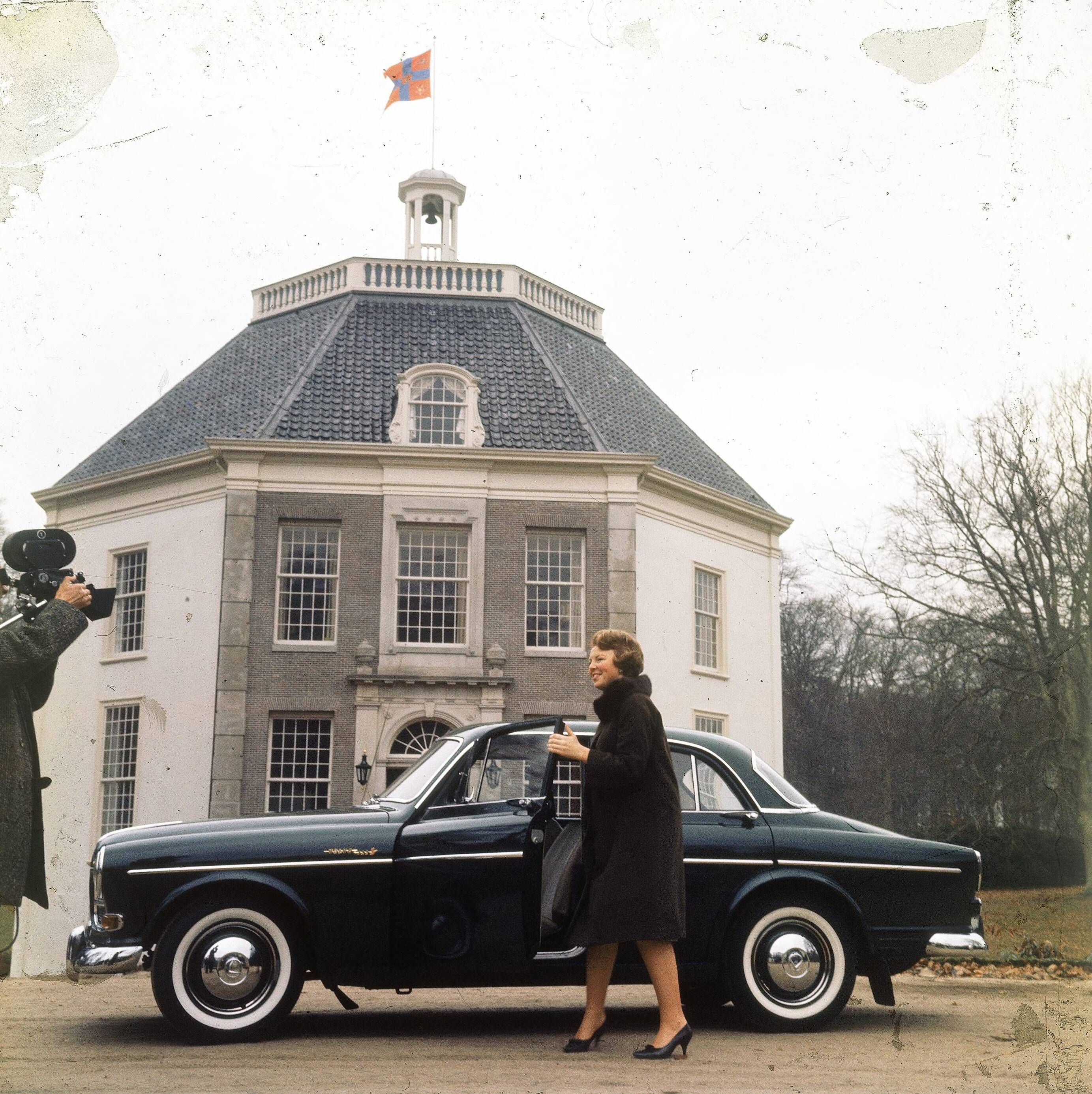 Fotocollectie RVD / Koninklijk Huis — Prinses Beatrix met auto bij Kasteel Drakensteyn — Foto: Reijken, Tiemen van der / RVD. Licentie: Set B: Rechtenvrij / Publiek Domein. Bron: Nationaal Archief. http://hdl.handle.net/10648/afb0e296-d0b4-102d-bcf8-003048976d84