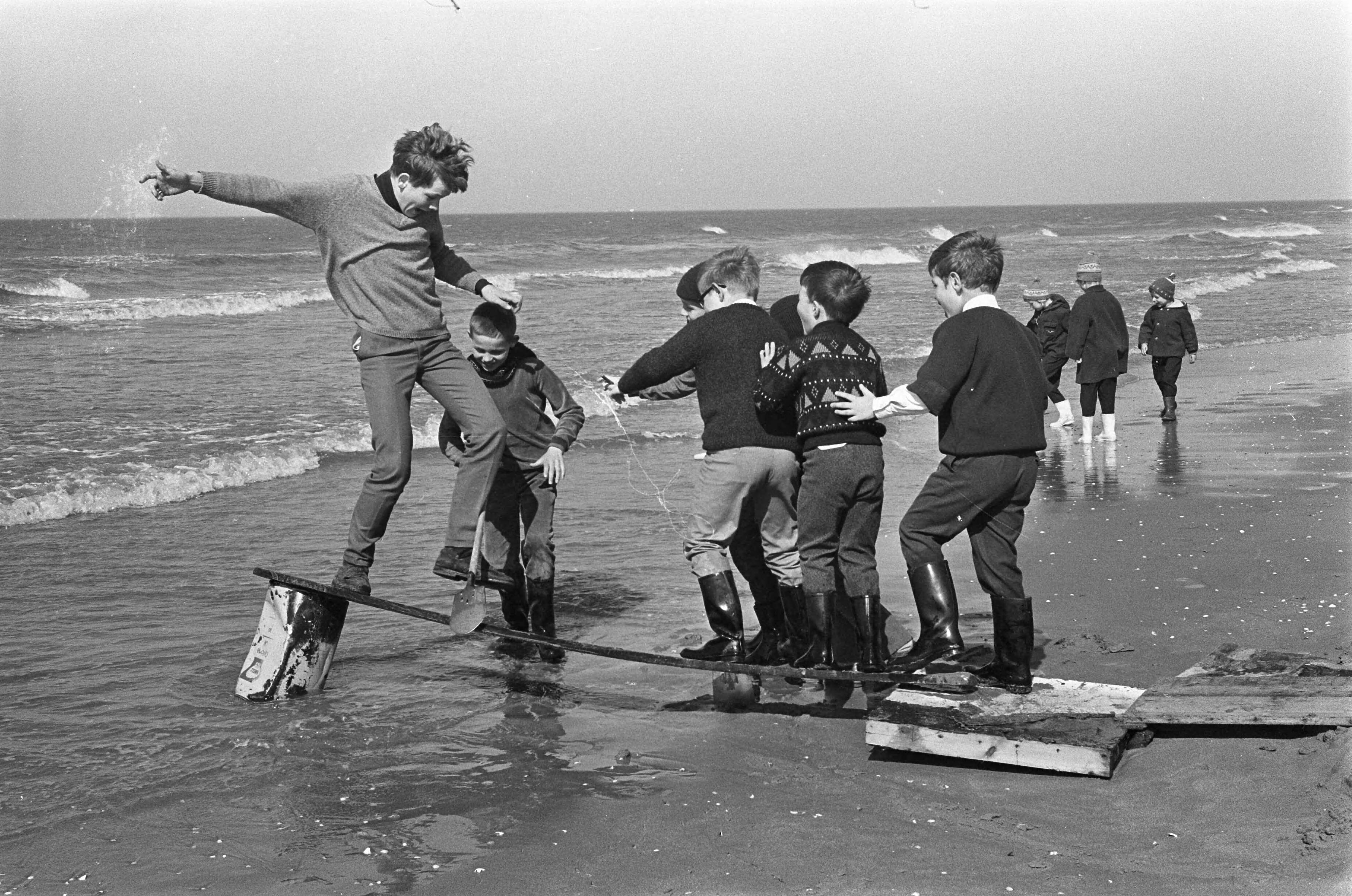 Fotocollectie Anefo — Drukte op terrasjes in Zandvoort. Kinderen spelen aan het strand — Foto: Koch, Eric / Anefo. Licentie: Set B: Rechtenvrij / Publiek Domein. Bron: Nationaal Archief. http://hdl.handle.net/10648/ab3a87f8-d0b4-102d-bcf8-003048976d84