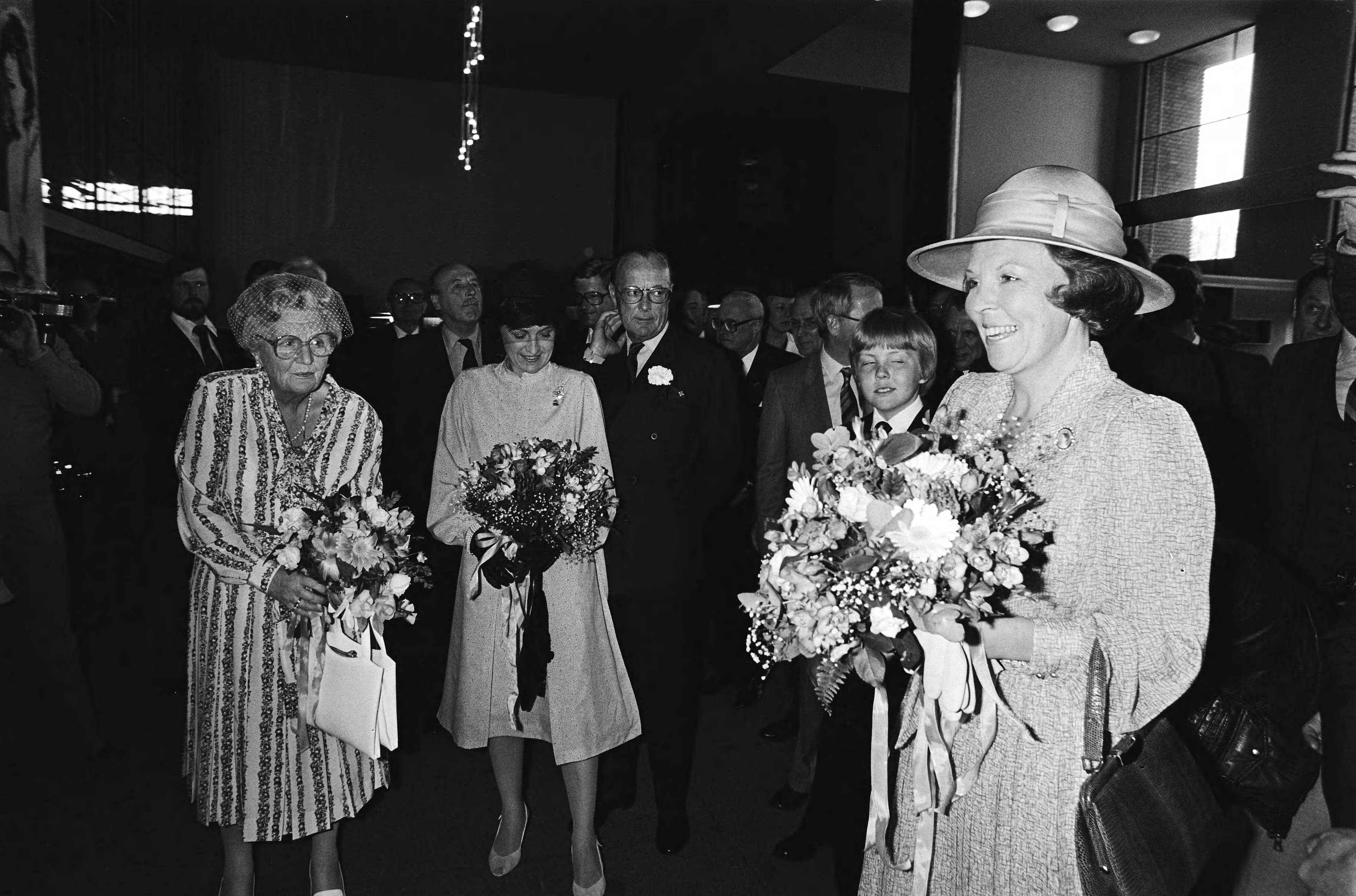 Fotocollectie Anefo — Koninklijke Familie woont bevrijdingsmanifestatie bij in Houtrusthallen in Den Haag ; aanbieden van bloemen — Foto: Suyk, Koen / Anefo. Licentie: Set B: Rechtenvrij / Publiek Domein. Bron: Nationaal Archief. http://hdl.handle.net/10648/acdfeb98-d0b4-102d-bcf8-003048976d84