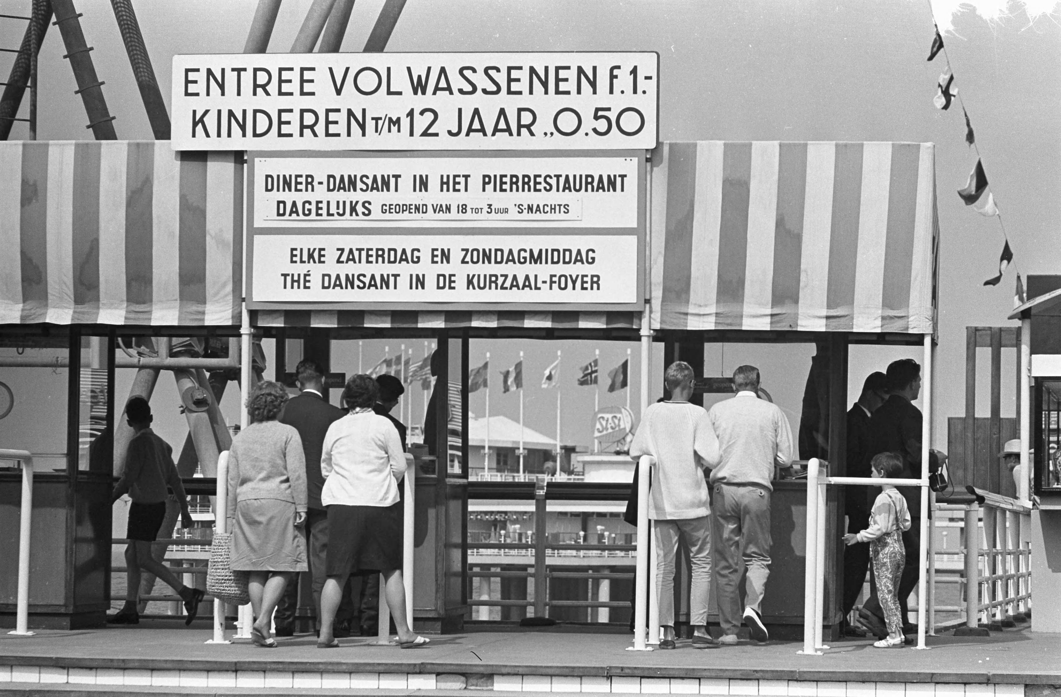 Fotocollectie Anefo — Pierprijs Scheveningen omlaag, beslist Minister Andriessen — Foto: Koch, Eric / Anefo. Licentie: Set B: Rechtenvrij / Publiek Domein. Bron: Nationaal Archief. http://hdl.handle.net/10648/aa74c6da-d0b4-102d-bcf8-003048976d84