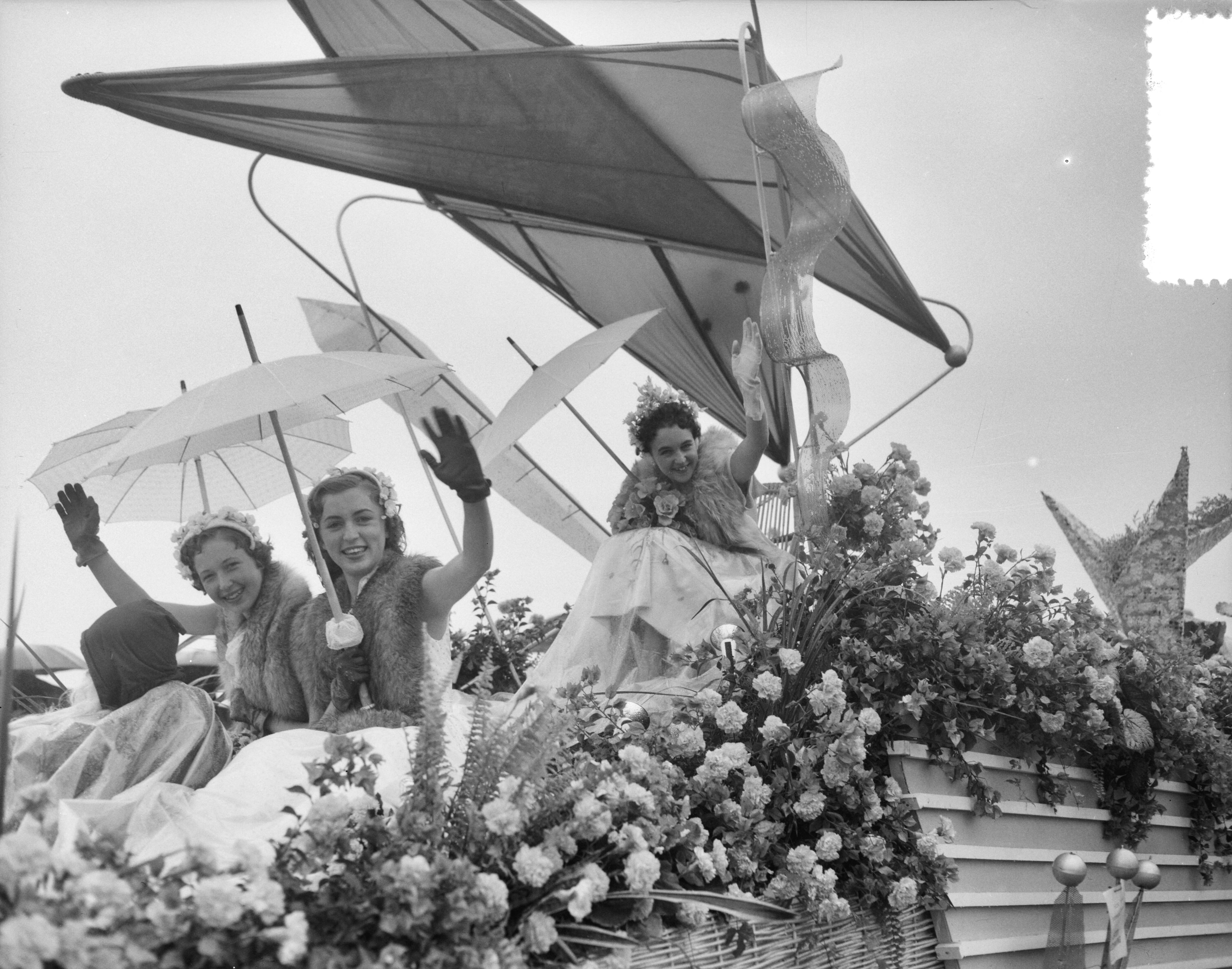 Fotocollectie Anefo — Bloemencorso op de boulevard van Scheveningen. Praalwagen met Haagse bloemenkoningin Amanda — Foto: Bilsen, Joop van / Anefo. Licentie: Set B: Rechtenvrij / Publiek Domein. Bron: Nationaal Archief. http://hdl.handle.net/10648/a94d45d4-d0b4-102d-bcf8-003048976d84