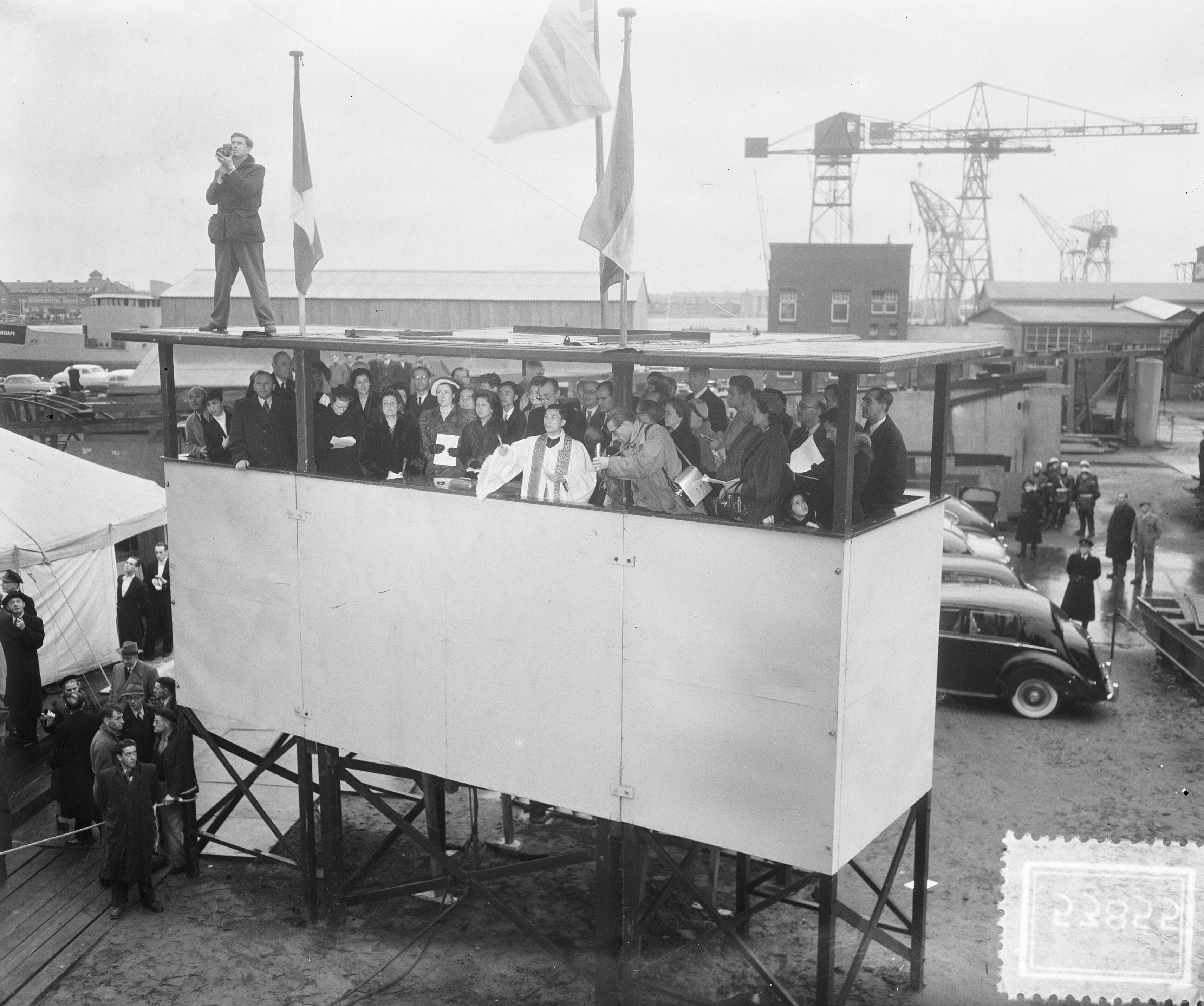 Fotocollectie Anefo — Tewaterlating van het schip "Ville de Saigon" bij de Haarlemse Scheepsbouwmij. Keizerin van Vietnam Nam Phuong doopt het schip — Foto: Pot, Harry / Anefo. Licentie: Set B: Rechtenvrij / Publiek Domein. Bron: Nationaal Archief. http://hdl.handle.net/10648/a901d860-d0b4-102d-bcf8-003048976d84