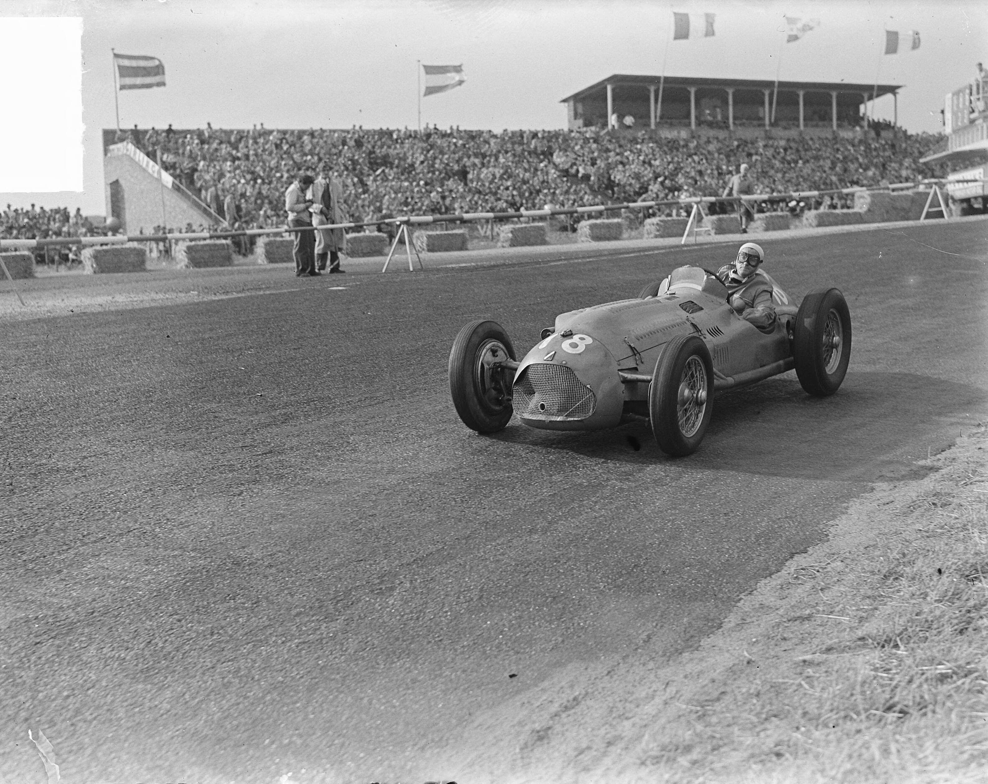 Fotocollectie Anefo — Grote Prijs van Nederland op het circuit van Zandvoort. Winnaar Louis Rosier (F) in een Talbot — Foto: Noske, J.D. / Anefo. Licentie: Set B: Rechtenvrij / Publiek Domein. Bron: Nationaal Archief. http://hdl.handle.net/10648/a8dbfe88-d0b4-102d-bcf8-003048976d84