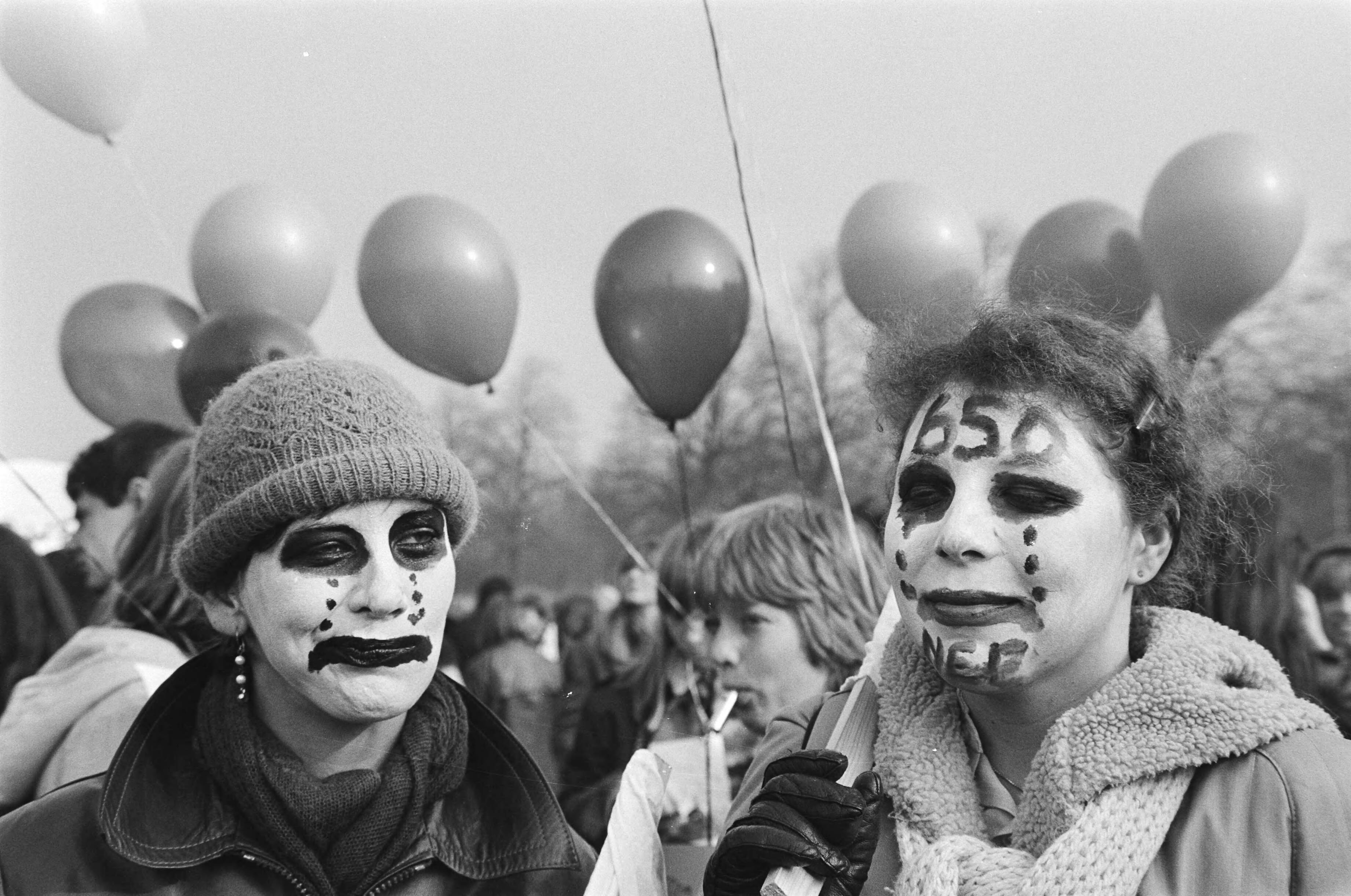 Fotocollectie Anefo — Demonstratie door 10.000 studenten in Den Haag tegen beleid Minister Pais (onderwijs), twee studenten met beschilderde gezichten — Foto: Dijk, Hans van / Anefo. Licentie: Set B: Rechtenvrij / Publiek Domein. Bron: Nationaal Archief. http://hdl.handle.net/10648/acf58d5e-d0b4-102d-bcf8-003048976d84