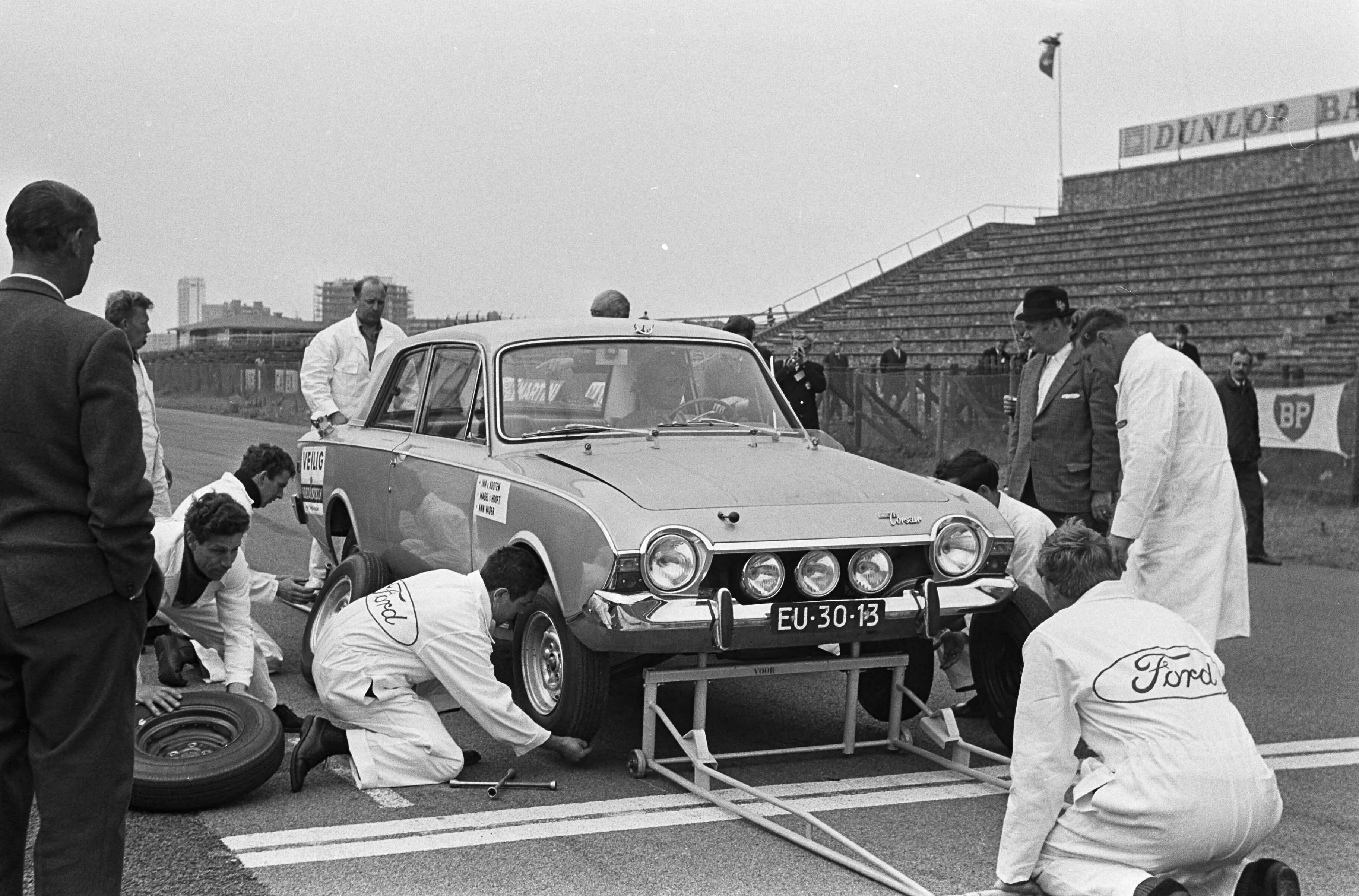 Fotocollectie Anefo — 24-uurs rit op circuit van Zandvoort, Onderhoud aan de auto (een Ford Corsai GT) van de drie vrouwelijke coureurs [Mabel 't Hooft, Ann Vader en Ina van Kooten] — Foto: Evers, Joost / Anefo. Licentie: Set B: Rechtenvrij / Publiek Domein. Bron: Nationaal Archief. http://hdl.handle.net/10648/aab23808-d0b4-102d-bcf8-003048976d84