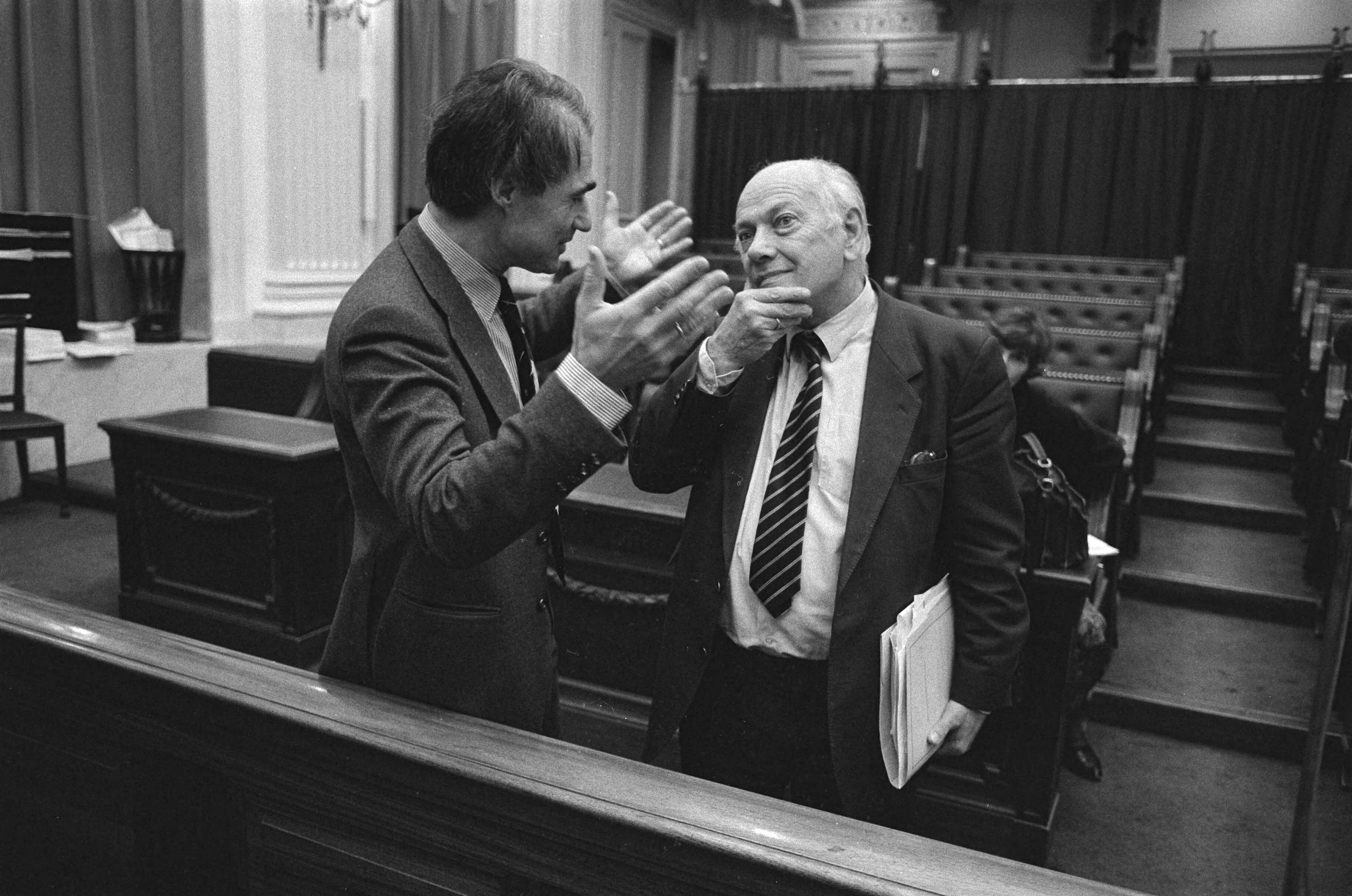 Fotocollectie Anefo — VVD woordvoerder De Korte in gesprek met Den Uyl over diens interpellatie inzake de opvattingen van minister De Koning over 32-urige werkweek — Foto: Bogaerts, Rob / Anefo. Licentie: Set B: Rechtenvrij / Publiek Domein. Bron: Nationaal Archief. http://hdl.handle.net/10648/ad4f49a2-d0b4-102d-bcf8-003048976d84