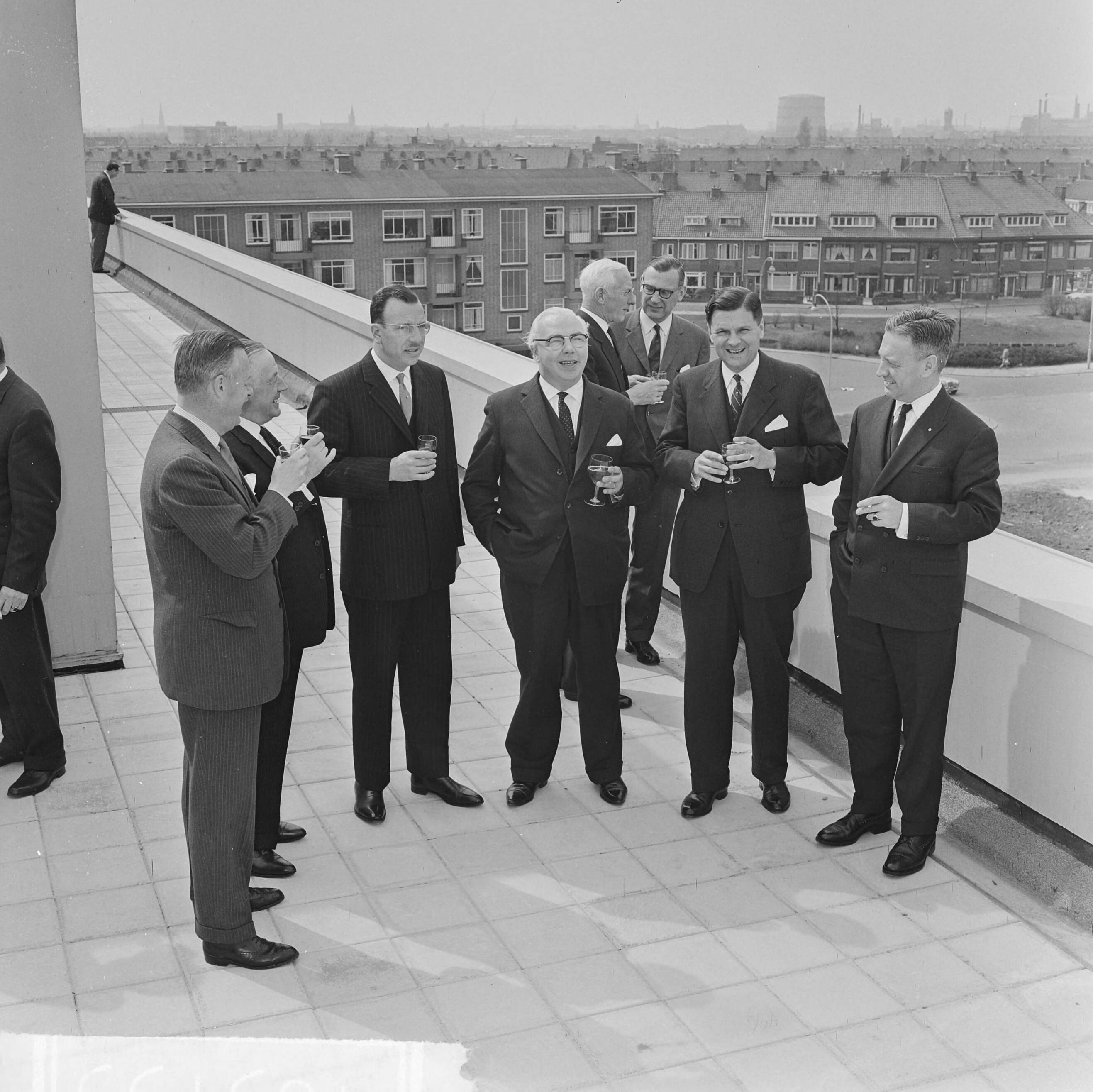 Fotocollectie Anefo — Nieuw gebouw Directie voor de Arbeid door minister dr. G.M.J. Veldkamp geopend v.l.n.r. op het dakterras Jhr. A. Feith (burgemeester Voorburg), mr. P.H. Valentgoed (directeur-generaal), staatssecretaris Van de Laar en minister Veltkamp — Foto: Koch, Eric / Anefo. Licentie: Set B: Rechtenvrij / Publiek Domein. Bron: Nationaal Archief. http://hdl.handle.net/10648/aa64918e-d0b4-102d-bcf8-003048976d84