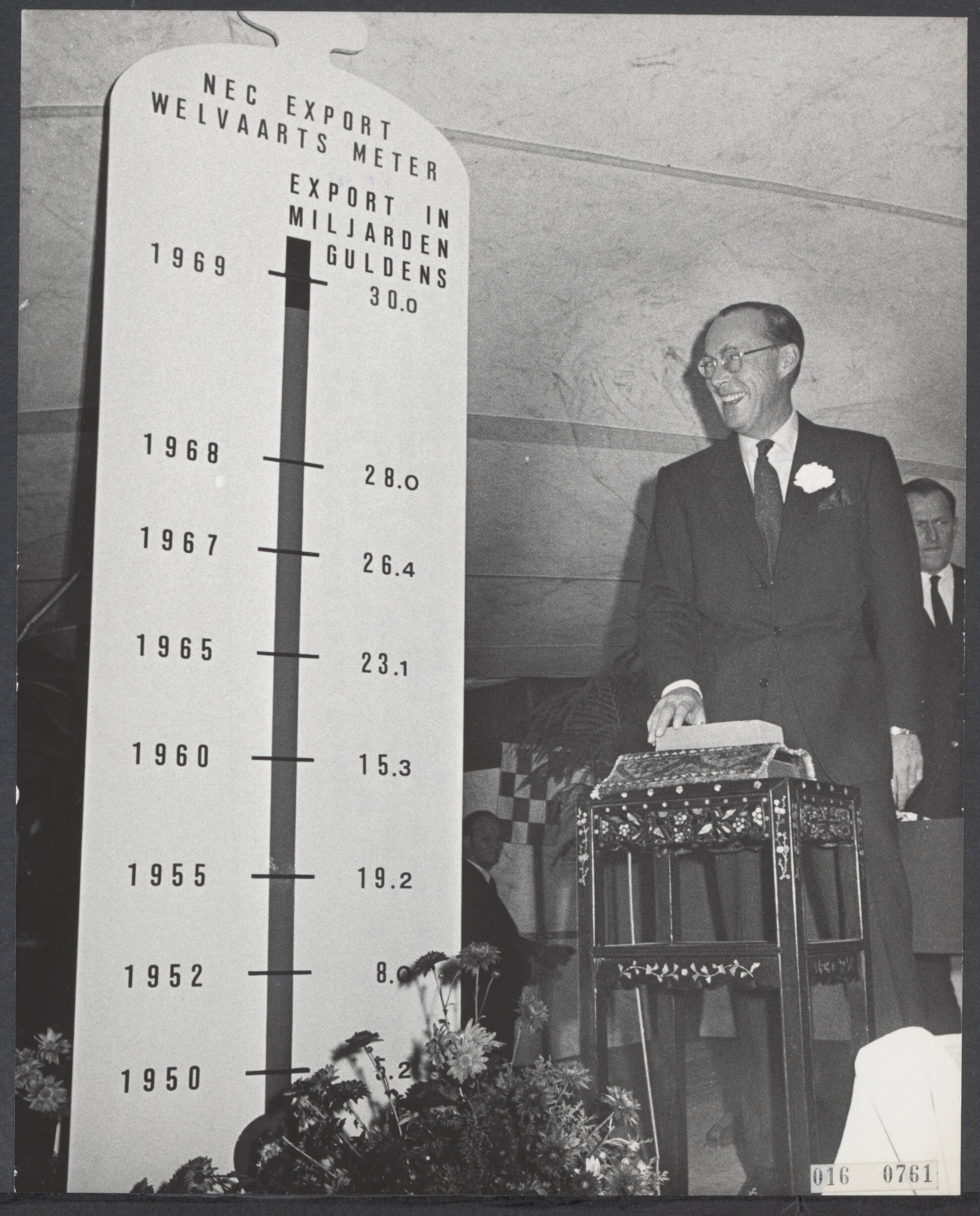 Fotocollectie Elsevier Binnenland — Prins Bernhard heeft de drive-in voor Exportvoorlichting in Soest geopend. Prins Bernhard opende het centrum door het wegnemen van een baksteen, waarna deze steen op een plateau werd gelegd. Daardoor steeg de "exportwelvaartsmeter" tot 30 miljard gulden per jaar — Foto: Fotograaf Onbekend / Anefo. Licentie: Set B: Rechtenvrij / Publiek Domein. Bron: Nationaal Archief. http://hdl.handle.net/10648/adba5a8a-d0b4-102d-bcf8-003048976d84
