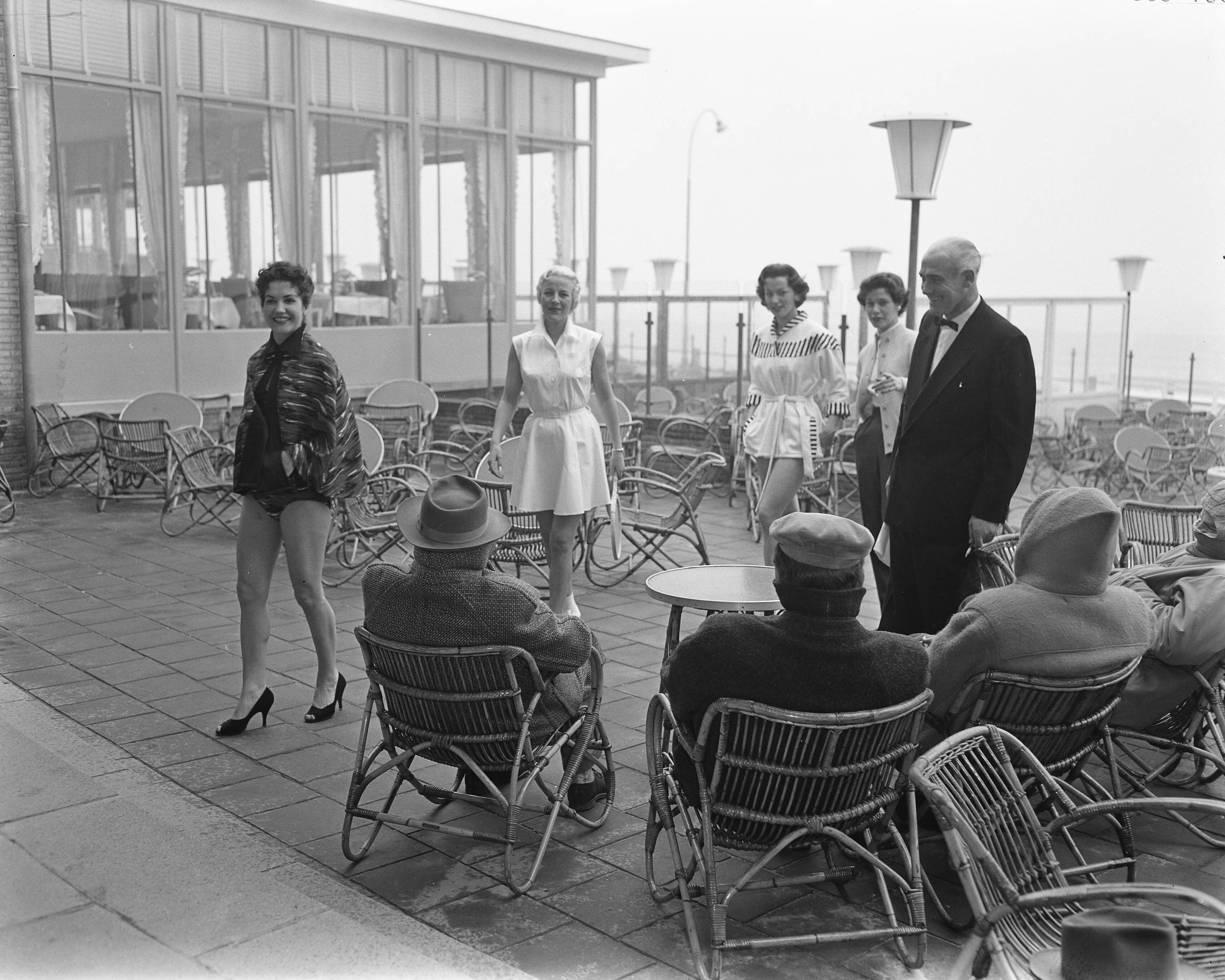 Fotocollectie Anefo — Modeshow bij Hotel Bouwens te Zandvoort. — Foto: Pot, Harry / Anefo. Licentie: Set B: Rechtenvrij / Publiek Domein. Bron: Nationaal Archief. http://hdl.handle.net/10648/a945e654-d0b4-102d-bcf8-003048976d84