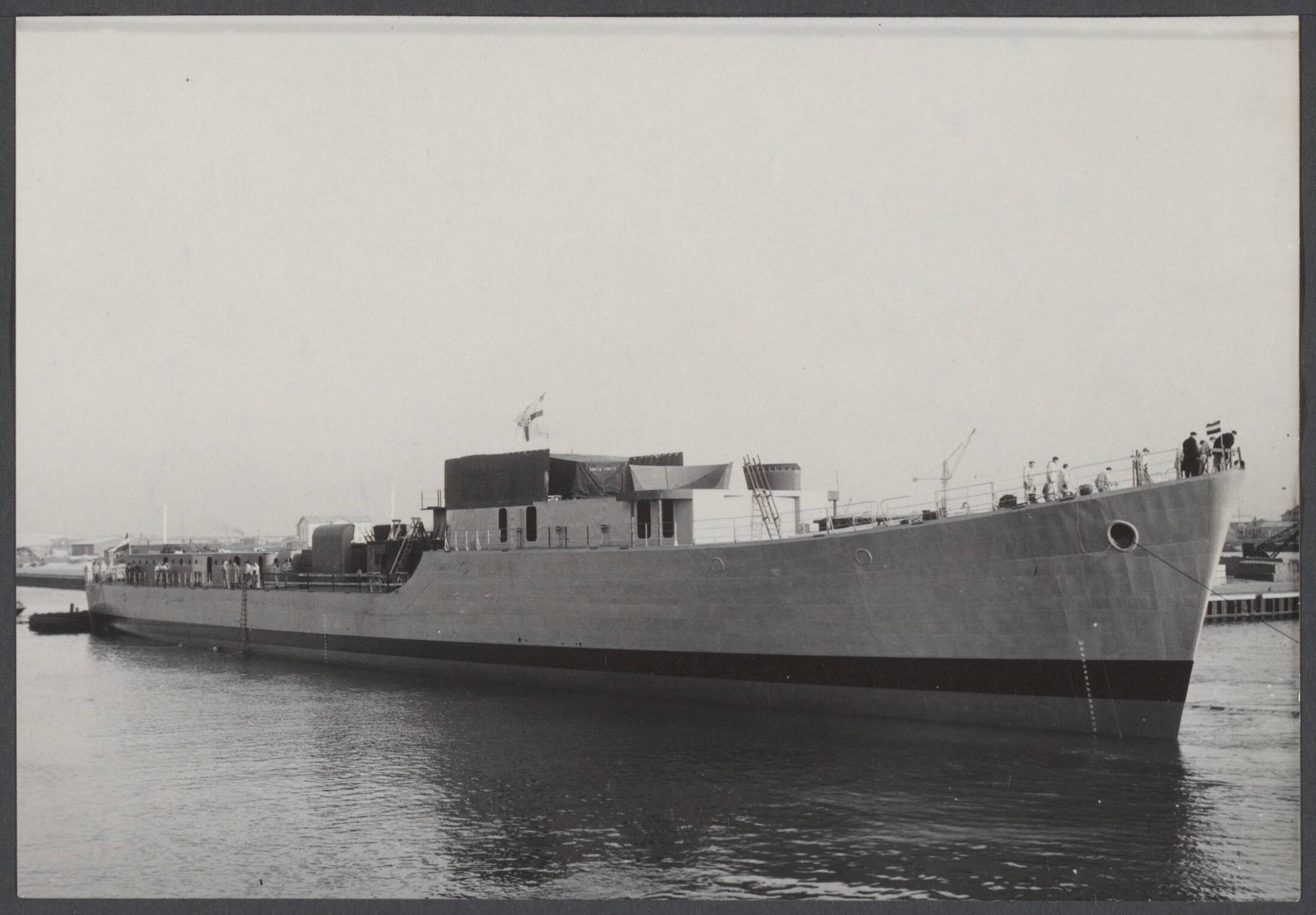 Onderzeebootjagers, alph. op naam H t/m Z - Nederland — In Vlissingen bij "De Schelde" is de onderzeebootjager "Noord-Brabant' te water gelaten. Het nieuwe schip in het water — Foto: Duinen, G.W. van / Anefo. Licentie: Set B: Rechtenvrij / Publiek Domein. Bron: Nationaal Archief. http://hdl.handle.net/10648/39a4e0d1-26f8-7f6c-8f6b-b1f3112b1319