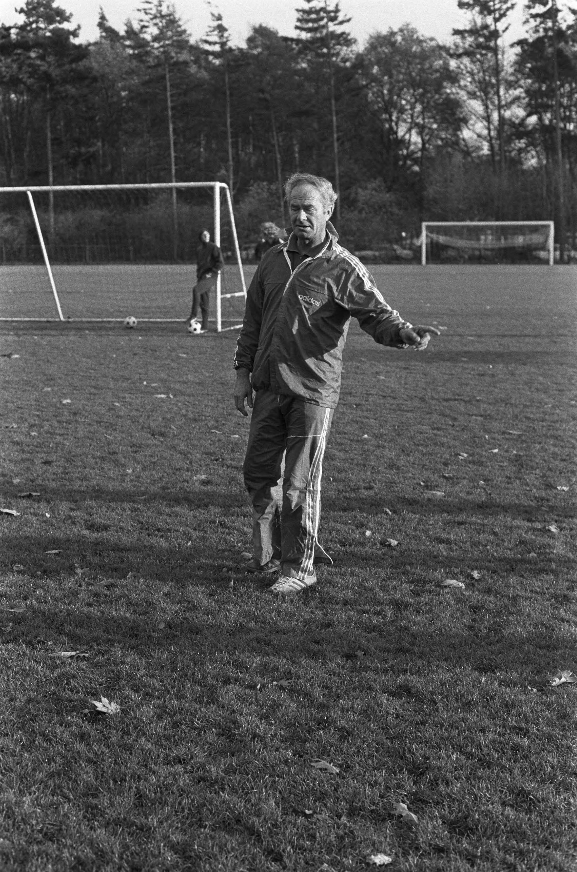 Training van de selectie van het Nederlands elftal in Zeist — Trainer Fadrhonc — Foto: Fotograaf Onbekend / Anefo. Licentie: Set B: Rechtenvrij / Publiek Domein. Bron: Nationaal Archief. http://hdl.handle.net/10648/ac3c56cc-d0b4-102d-bcf8-003048976d84