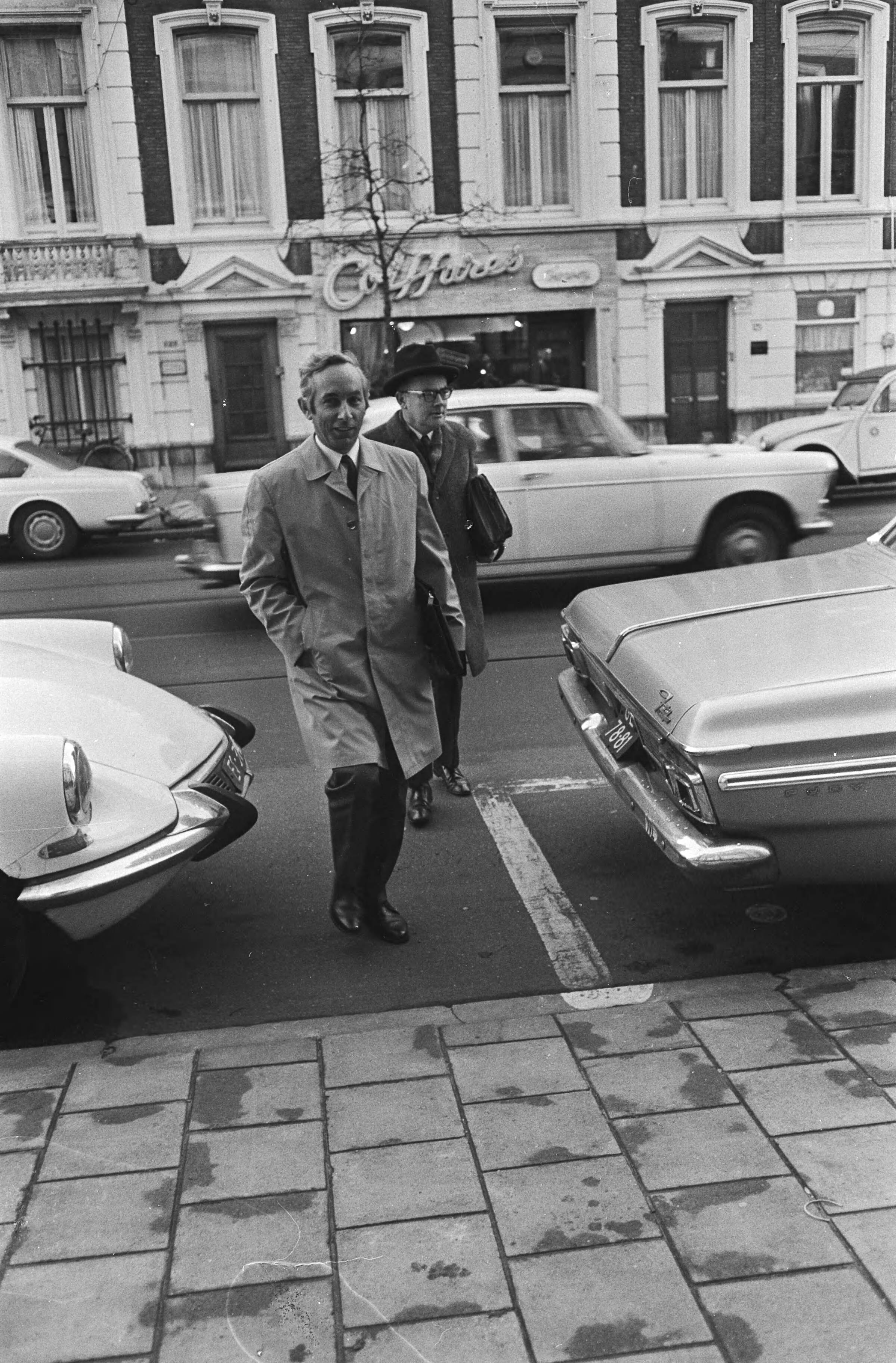 Fotocollectie Anefo — Loonoverleg in SER-gebouw, Den Haag ; Lanser (CNV) bij aankomst — Foto: Koch, Eric / Anefo. Licentie: Set B: Rechtenvrij / Publiek Domein. Bron: Nationaal Archief. http://hdl.handle.net/10648/abaa7ec8-d0b4-102d-bcf8-003048976d84