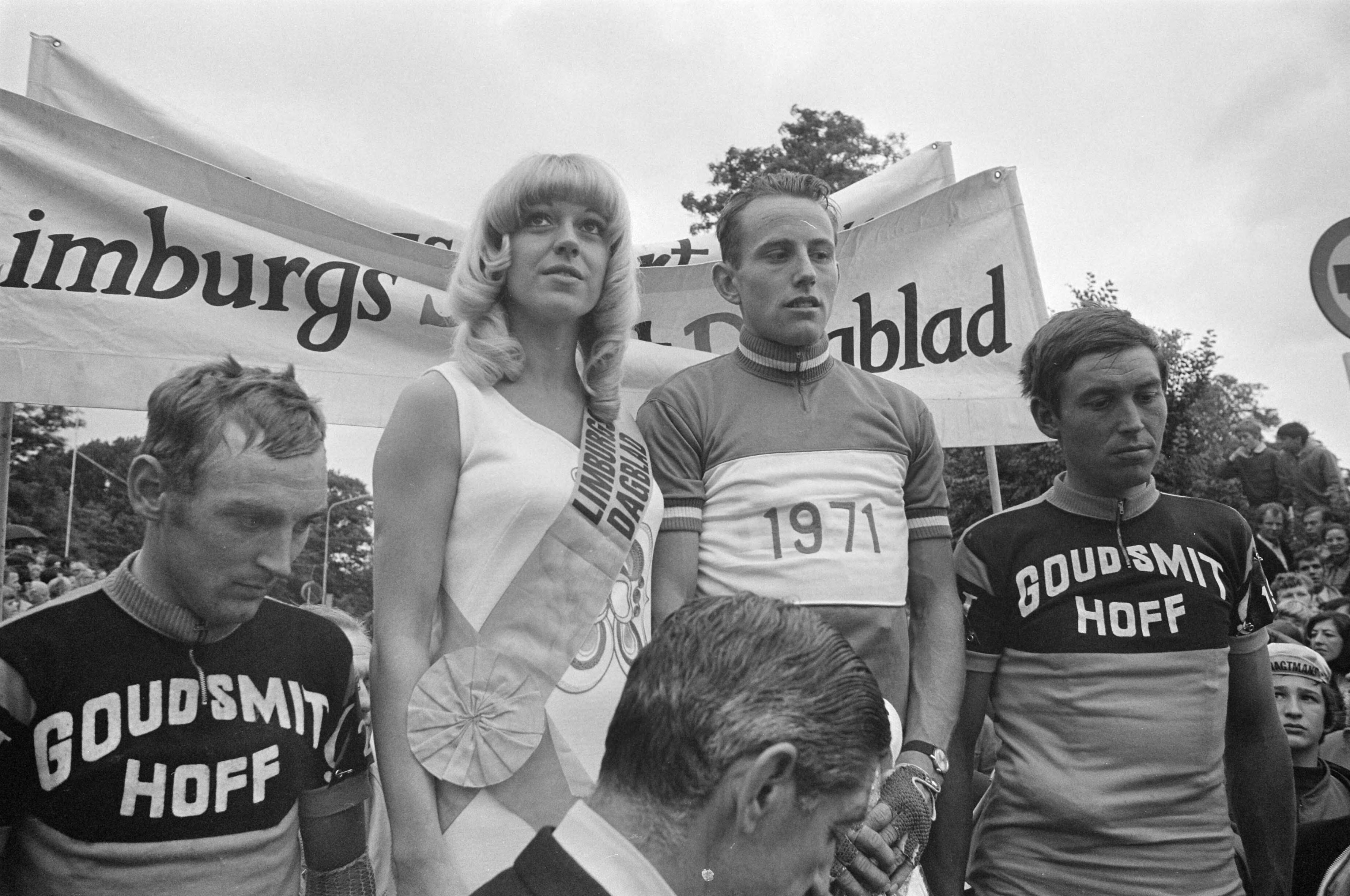 Nederlandse kampioenschappen wielrennen profs op Cauberg — Huldiging van de winnaars, v.l.n.r. Wim Prinsen (2de), rondemiss, Joop Zoetemelk (1ste) en Gerben Karstens (3de) — Foto: Fotograaf Onbekend / Anefo. Licentie: Set B: Rechtenvrij / Publiek Domein. Bron: Nationaal Archief. http://hdl.handle.net/10648/abc3e5c0-d0b4-102d-bcf8-003048976d84