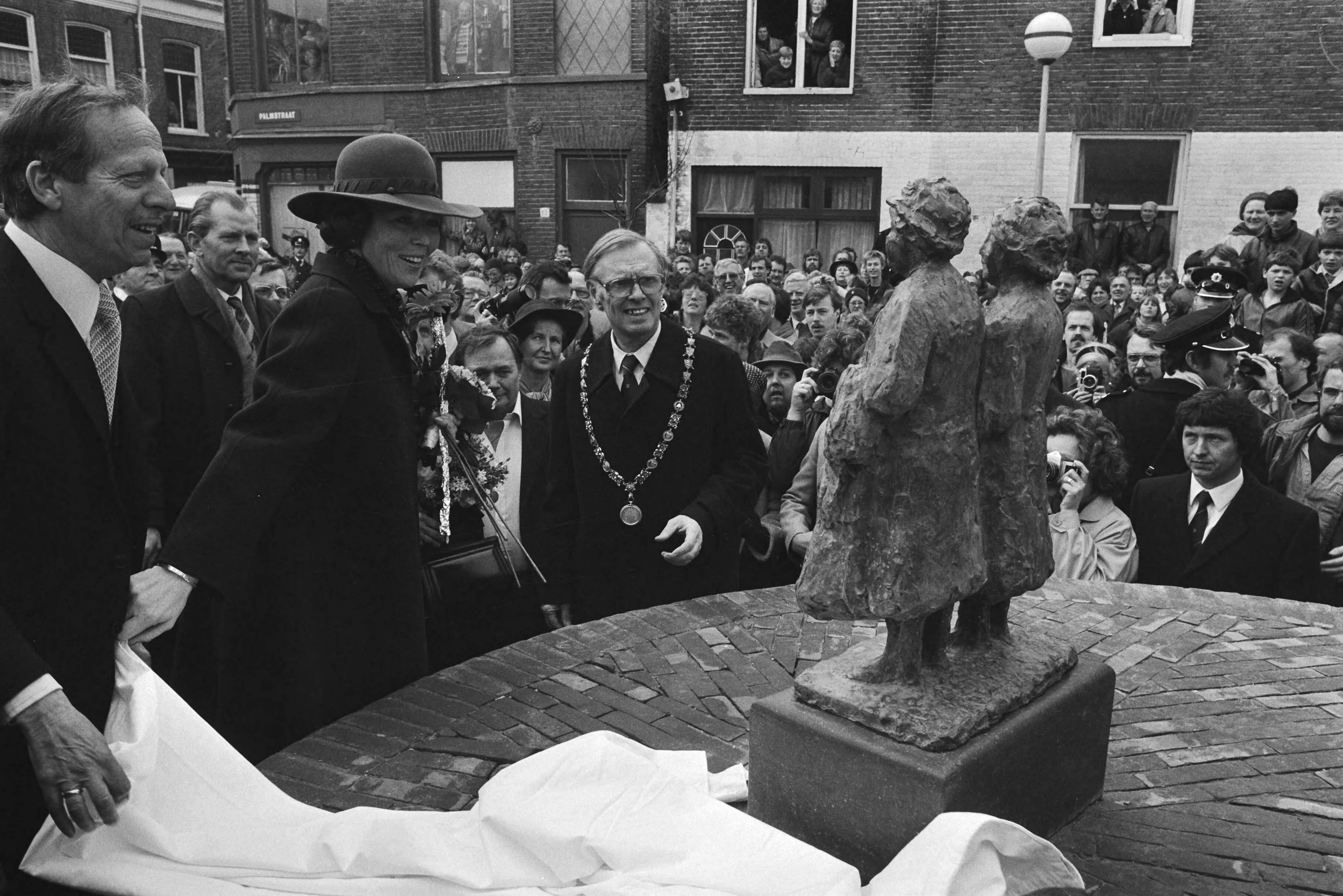 Koningin Beatrix bezoekt Haarlem en onthult het beeldje "Tante Jans", dat verwijst naar het behoud van de wijk het Rozenprieel — Haarlem|Noord-Holland|koninginnen |beeldhouwwerken |stadsvernieuwing |burgemeesters|Beatrix, koningin der Nederlanden — Foto: Croes, Rob C. / Anefo. Licentie: Set B: Rechtenvrij / Publiek Domein. Bron: Nationaal Archief. http://hdl.handle.net/10648/ad27b388-d0b4-102d-bcf8-003048976d84