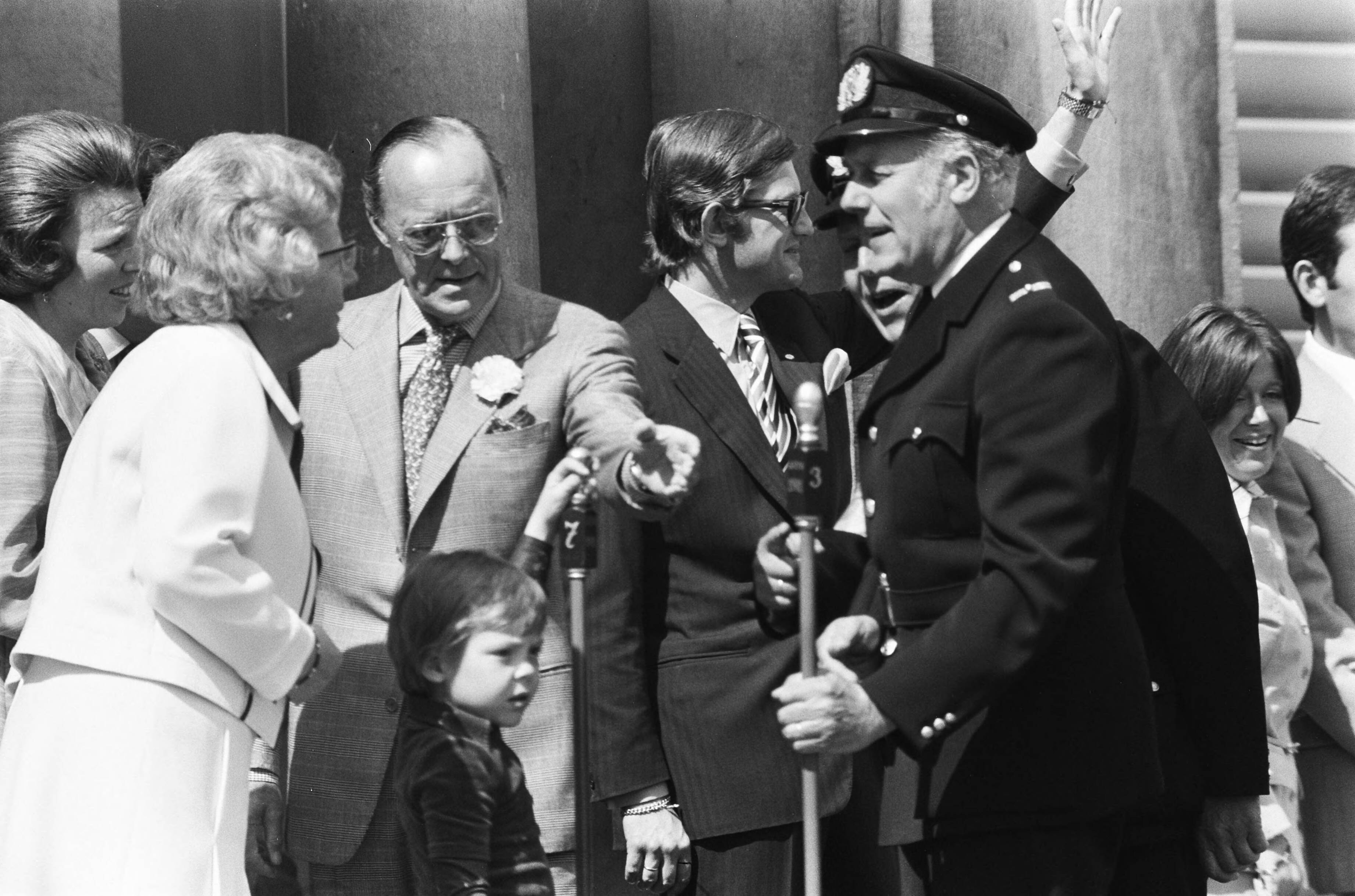 Defilé Paleis Soestdijk — Leden van de koninklijke familie op het bordes — Foto: Verhoeff, Bert / Anefo. Licentie: Set B: Rechtenvrij / Publiek Domein. Bron: Nationaal Archief. http://hdl.handle.net/10648/ac67acdc-d0b4-102d-bcf8-003048976d84
