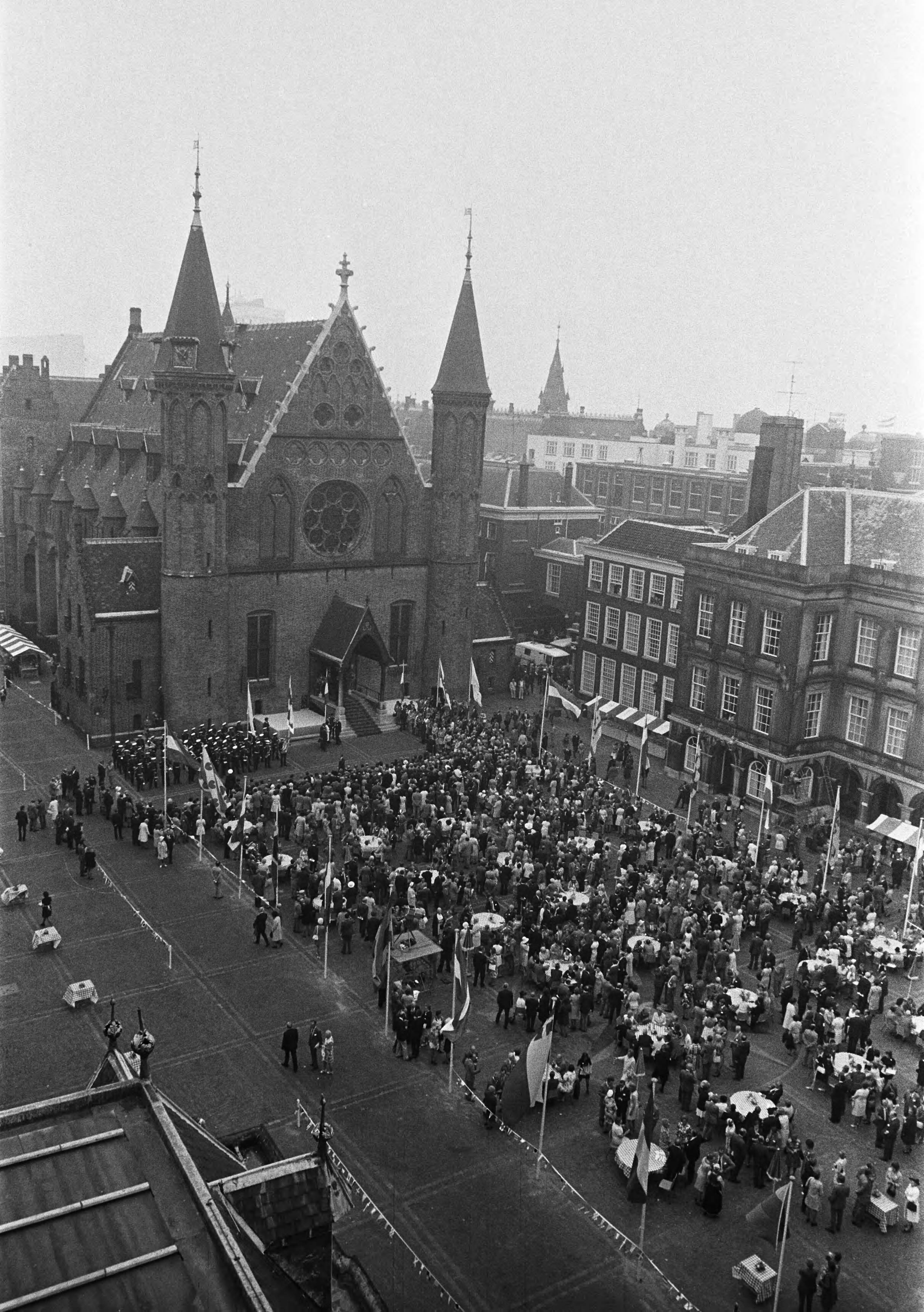 Fotocollectie Anefo — Viering Zilveren Regeringsjubileum van Koningin Juliana in Den Haag , overzicht koffiemaaltijd — Foto: Mieremet, Rob / Anefo. Licentie: Set B: Rechtenvrij / Publiek Domein. Bron: Nationaal Archief. http://hdl.handle.net/10648/ac3655ba-d0b4-102d-bcf8-003048976d84