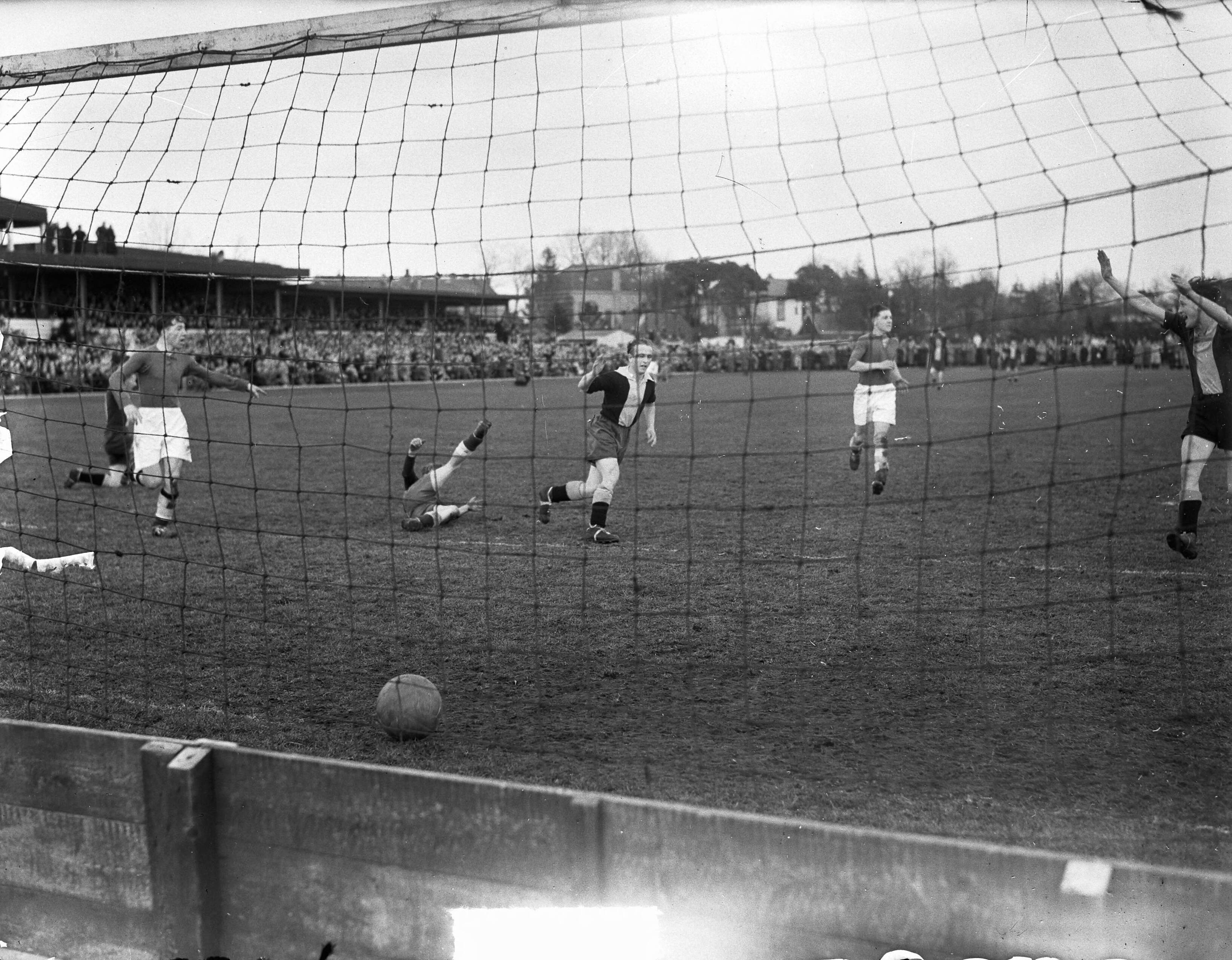 Fotocollectie Anefo — Voetbal. 't Gooi-Stormvogels 1-0. Doelpunt van 't Gooi wordt afgekeurd — Foto: Merk, Ben / Anefo. Licentie: Set B: Rechtenvrij / Publiek Domein. Bron: Nationaal Archief. http://hdl.handle.net/10648/a8c4db2c-d0b4-102d-bcf8-003048976d84