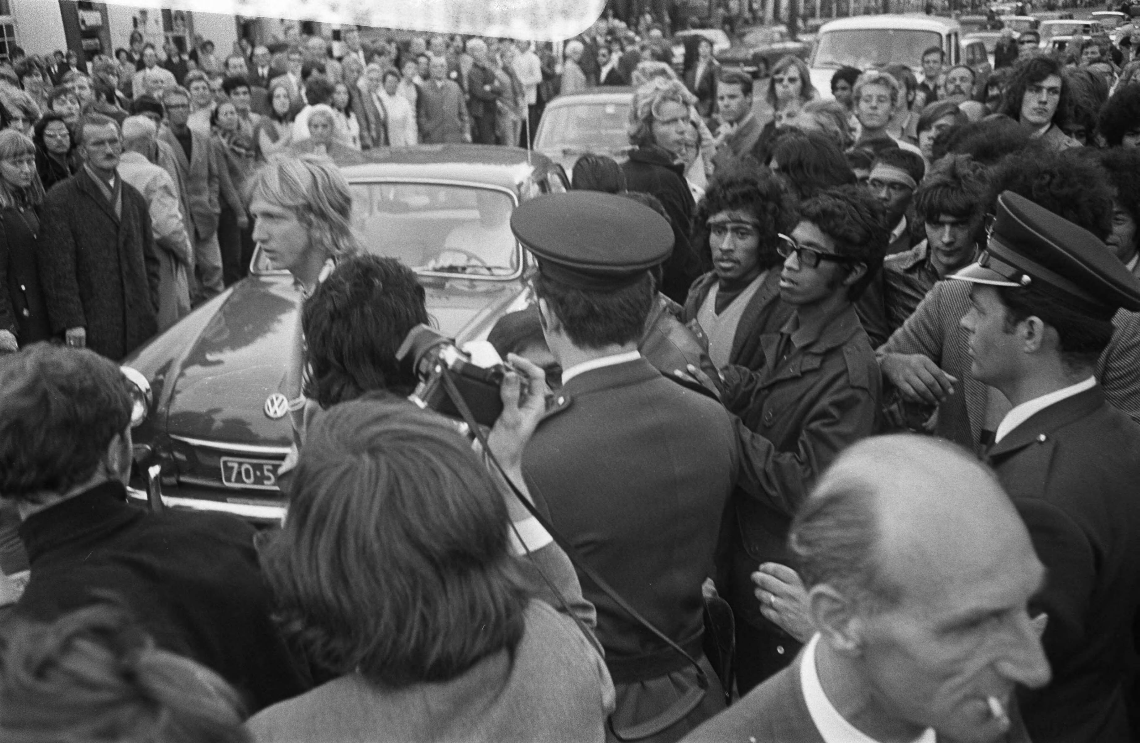 Fotocollectie Anefo — Demonstrerende Zuid-Molukkers worden door politie weggestuurd op Buitenhof, Den Haag — Foto: Koch, Eric / Anefo. Licentie: Set B: Rechtenvrij / Publiek Domein. Bron: Nationaal Archief. http://hdl.handle.net/10648/aba22b60-d0b4-102d-bcf8-003048976d84