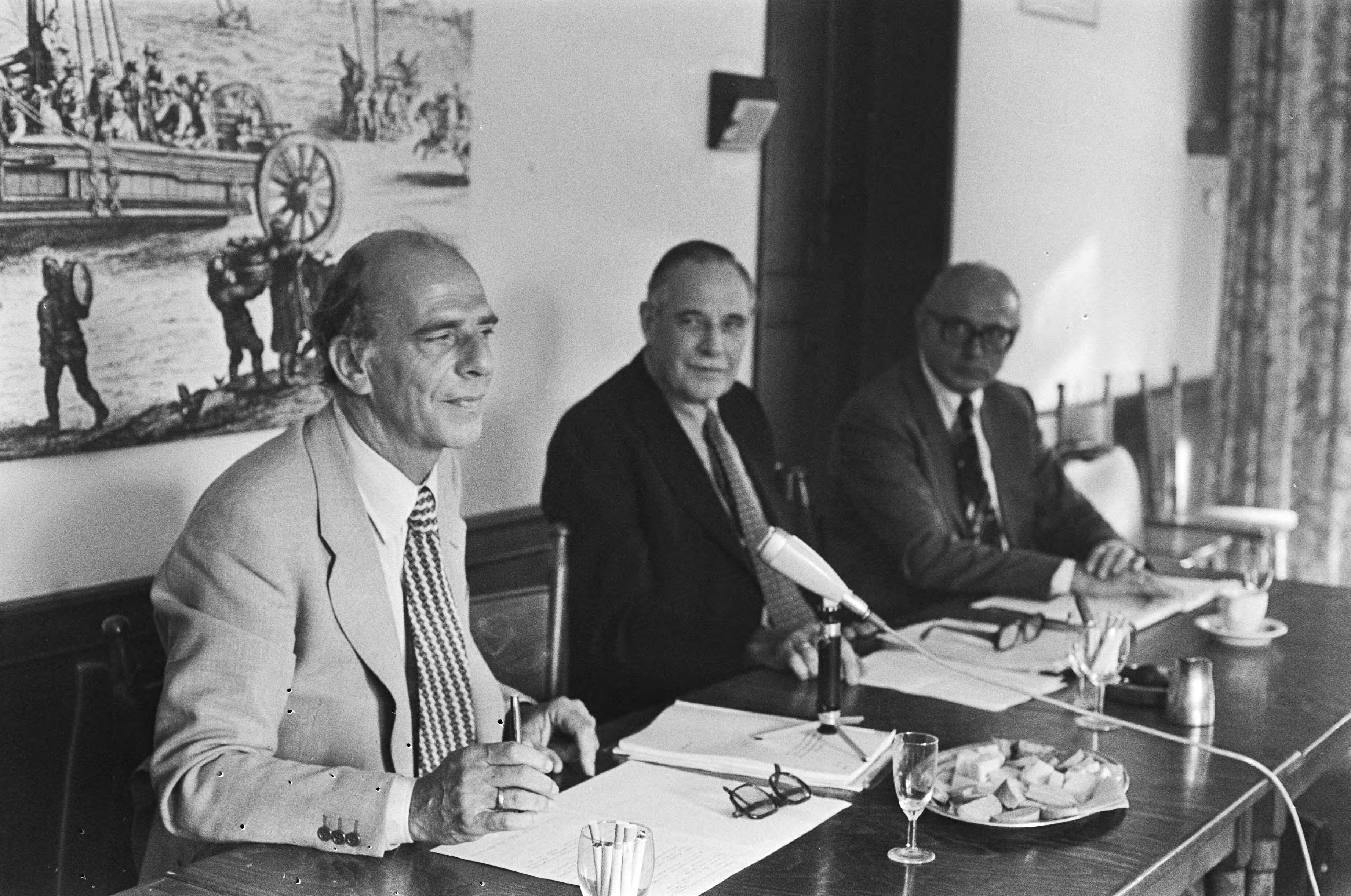 Fotocollectie Anefo — Persconferentie Landelijke Stuurgroep Energievoorziening in Den Haag ; prof. Van Gool aan het woord (kop) — Foto: Verhoeff, Bert / Anefo. Licentie: Set B: Rechtenvrij / Publiek Domein. Bron: Nationaal Archief. http://hdl.handle.net/10648/aca0e024-d0b4-102d-bcf8-003048976d84