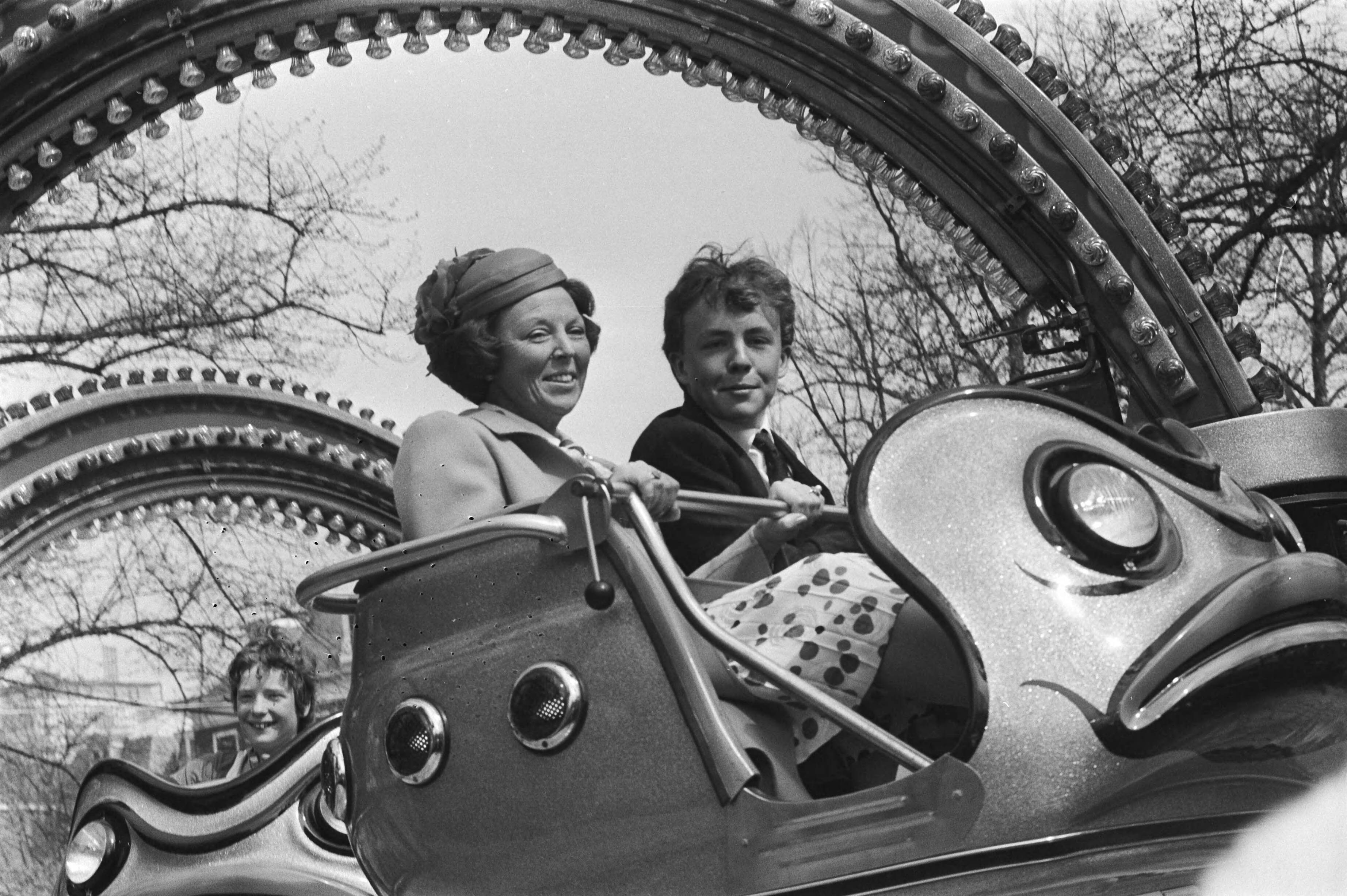 Fotocollectie Anefo — Koninginnedag 1984 in Den Haag ; Koningin Beatrix met zoon Friso in de Spider op de kermis — Foto: Antonisse, Marcel / Anefo. Licentie: Set B: Rechtenvrij / Publiek Domein. Bron: Nationaal Archief. http://hdl.handle.net/10648/ad37fa40-d0b4-102d-bcf8-003048976d84