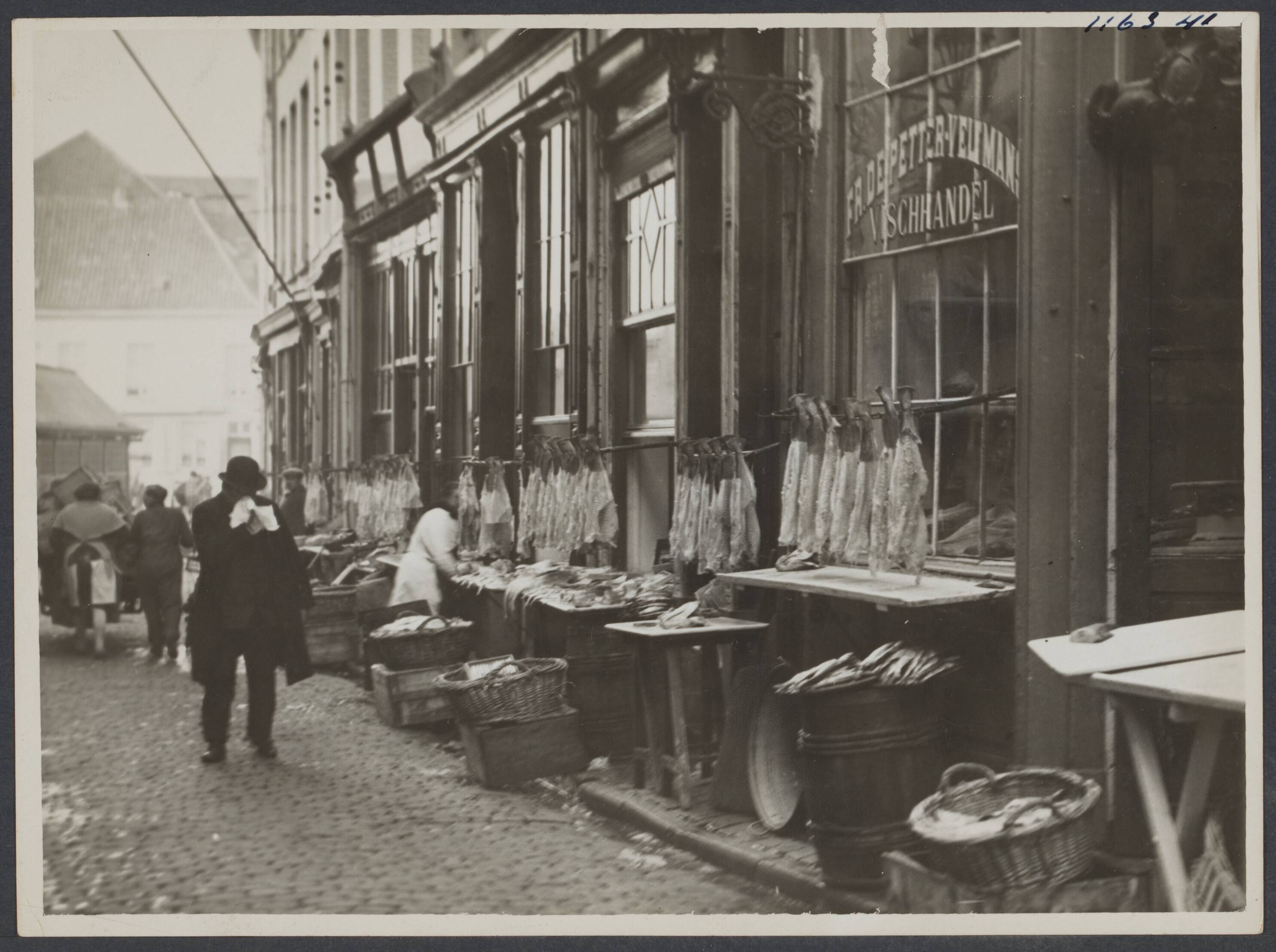 Mechelen — Mechelen. Stokvisverkopers op de Vismarkt — Foto: Onbekend / Publiek Domein of Rechtenvrij. Licentie: Set B: Rechtenvrij / Publiek Domein. Bron: Nationaal Archief. http://hdl.handle.net/10648/5b494b24-5291-dbb2-3c53-c4176a582233