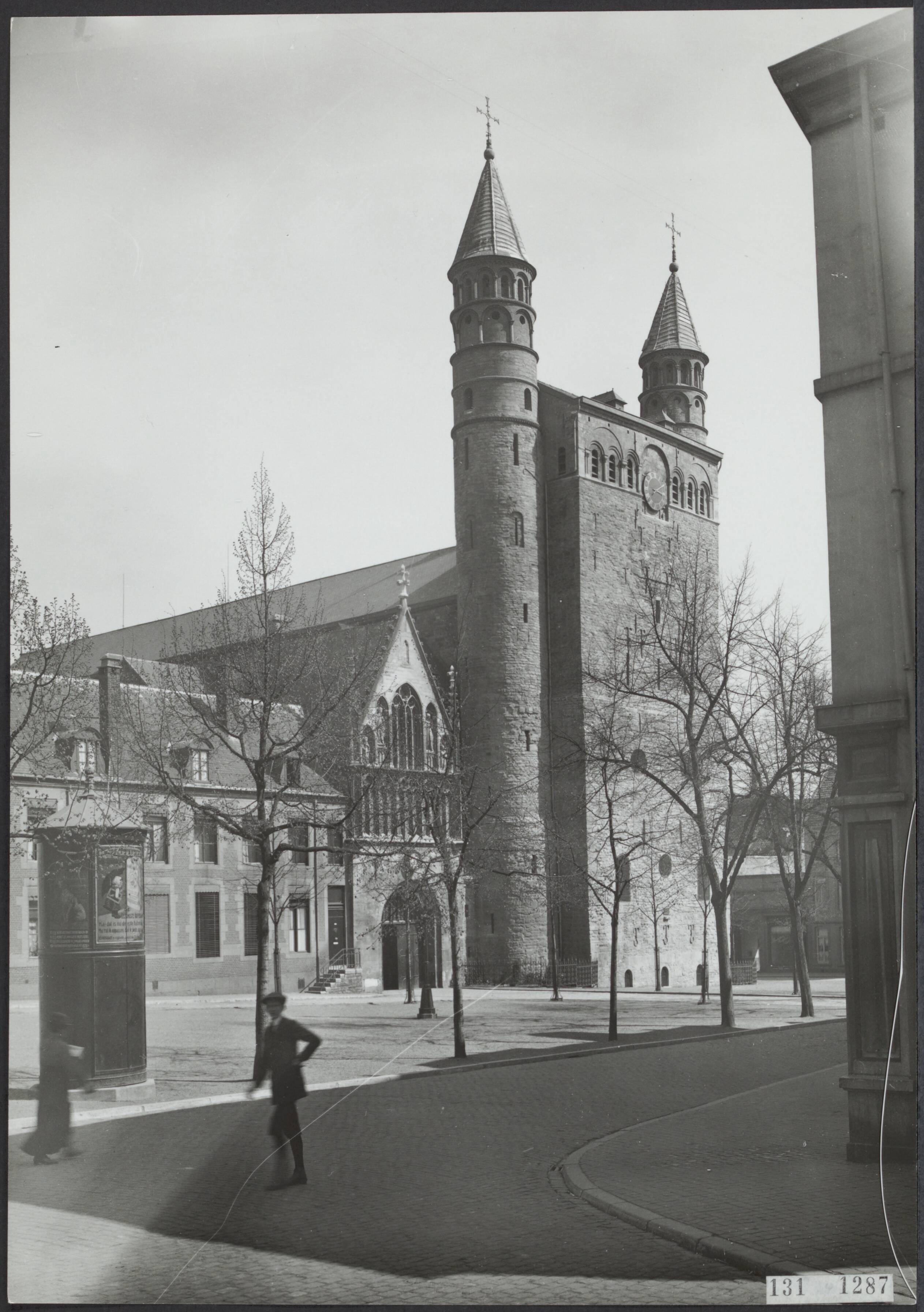 Fotocollectie Rijksvoorlichtingsdienst Eigen — Maastricht. Het westwerk van de Onze Lieve Vrouwe basiliek met links de kapel van O.L.Vrouwe Sterre der Zee — Foto: Rijksdienst voor de Monumentenzorg. Licentie: Set B: Rechtenvrij / Publiek Domein. Bron: Nationaal Archief. http://hdl.handle.net/10648/af5203de-d0b4-102d-bcf8-003048976d84