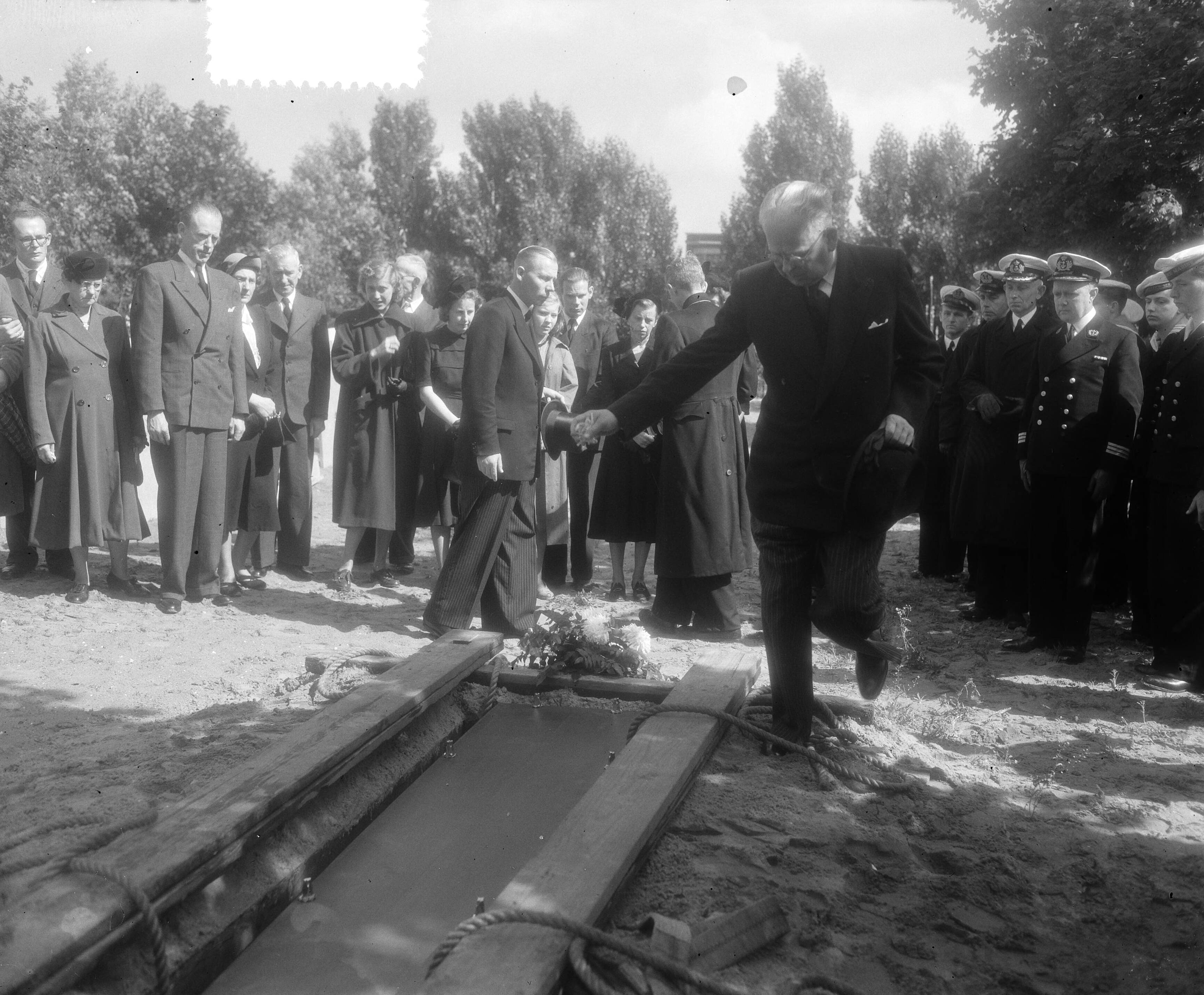 Marine begrafenis van hofmeester Tweede Klasse W. Kappers te Den Haag — Foto: Duinen, H. van / Anefo. — Licentie: Set B: Rechtenvrij / Publiek Domein. Bron: Nationaal Archief. http://hdl.handle.net/10648/a8eed3a0-d0b4-102d-bcf8-003048976d84