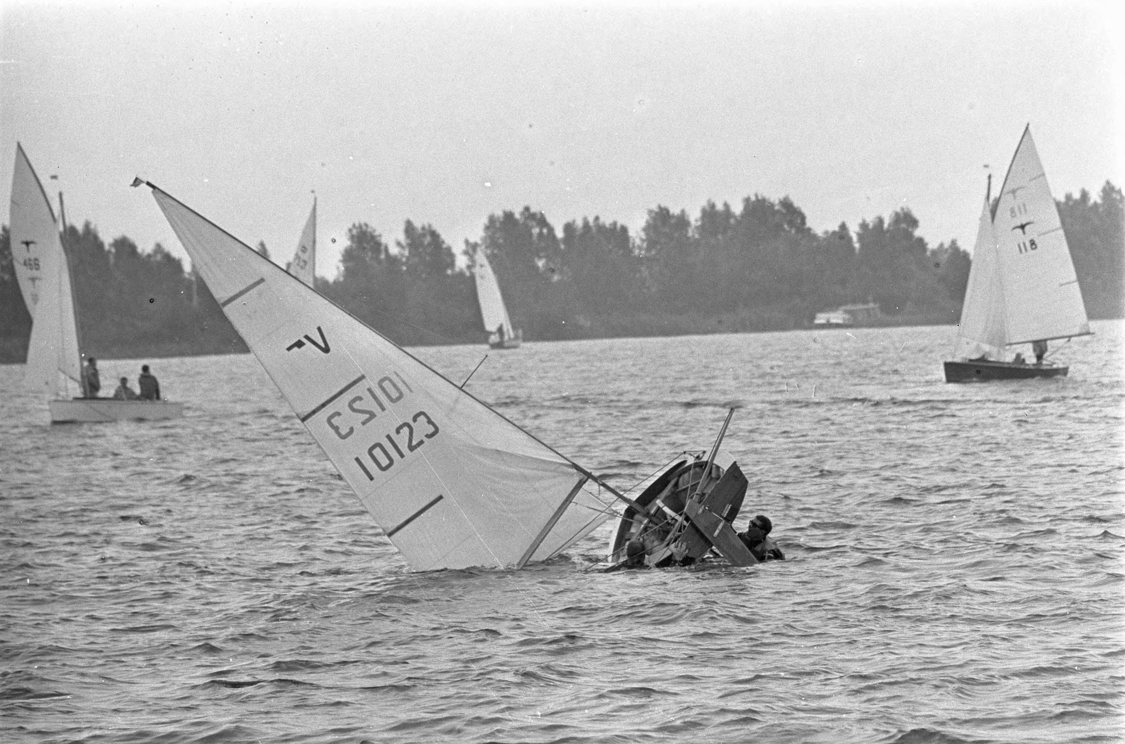 Fotocollectie Anefo — Hollandweek te Loosdrecht. Omgeslagen boot — Foto: Kroon, Ron / Anefo. Licentie: Set B: Rechtenvrij / Publiek Domein. Bron: Nationaal Archief. http://hdl.handle.net/10648/ab21934c-d0b4-102d-bcf8-003048976d84