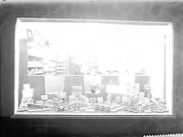 Fotocollectie Anefo — Opdrachten Fa. Koning in Haarlem (verlichte etalages en interieur winkel) — Foto: Pot, Harry / Anefo. Licentie: Set B: Rechtenvrij / Publiek Domein. Bron: Nationaal Archief. http://hdl.handle.net/10648/a966f8f8-d0b4-102d-bcf8-003048976d84