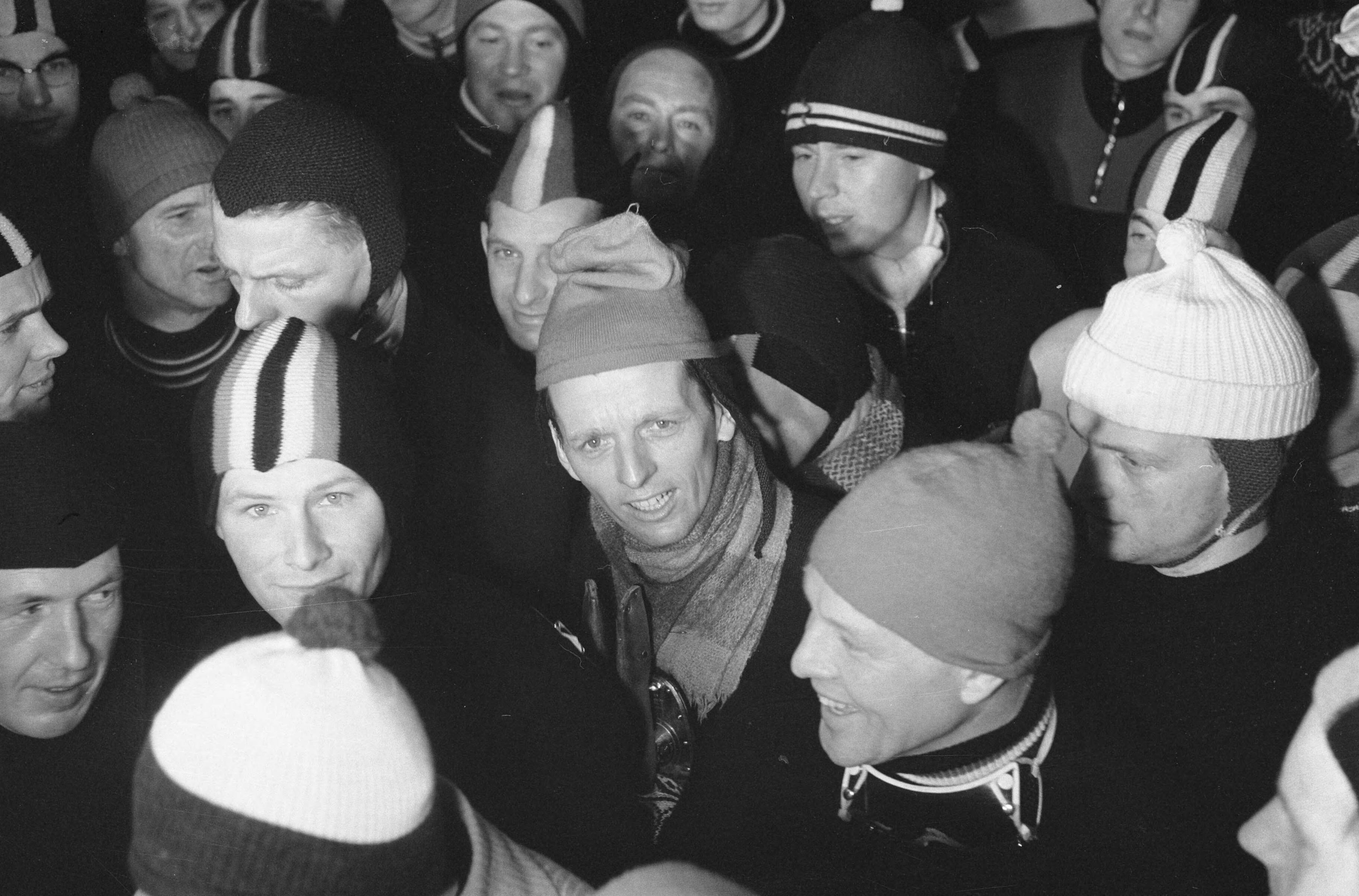Elfstedentocht 1963 — Elfstedentocht 1963. De rijders wachtend op de start in midden, In het midden Jeen van den Berg, links John Nauta — Foto: Fotograaf Onbekend / Anefo. Licentie: Set B: Rechtenvrij / Publiek Domein. Bron: Nationaal Archief. http://hdl.handle.net/10648/aa267bba-d0b4-102d-bcf8-003048976d84