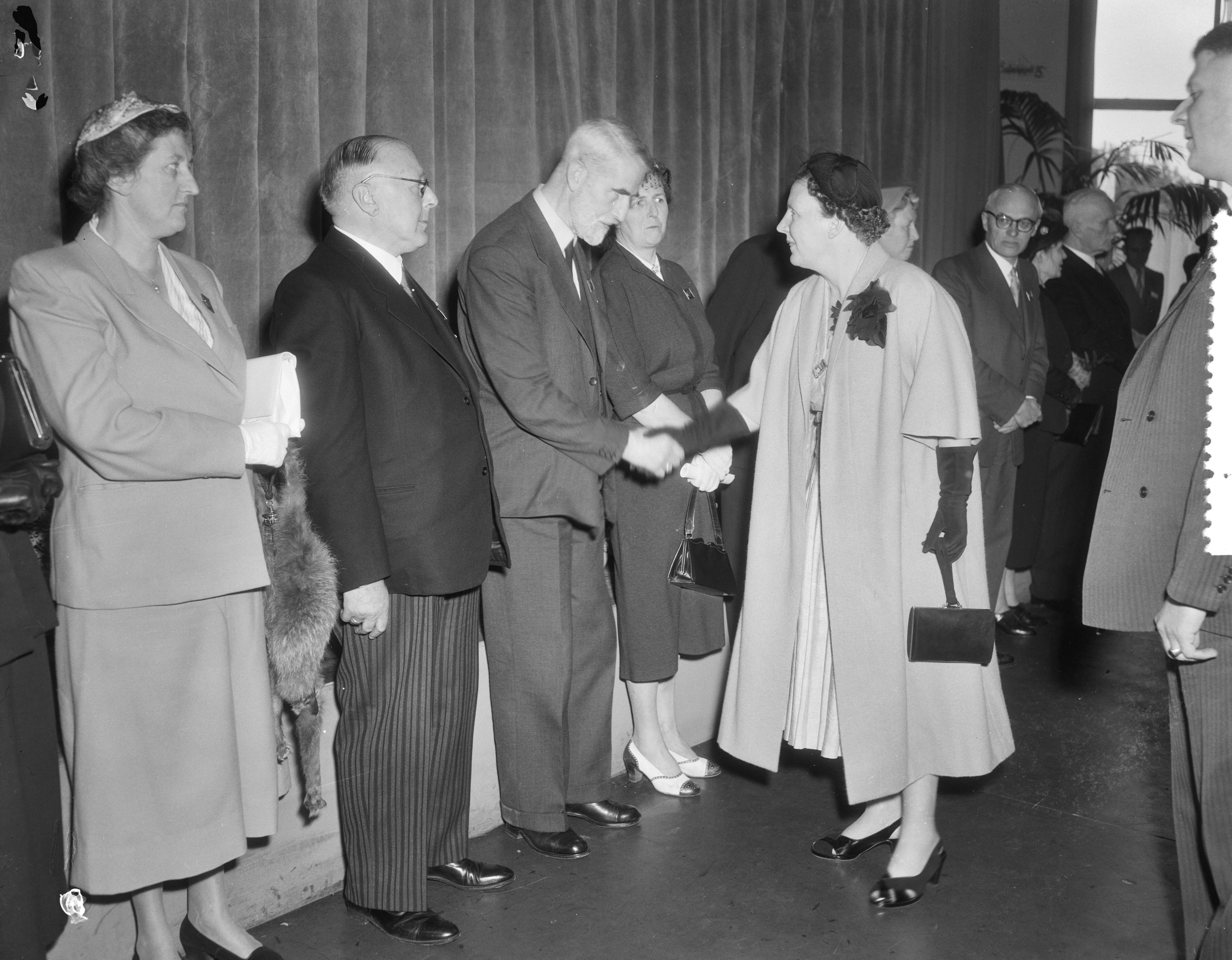 Fotocollectie Anefo — Koningin Juliana bezoekt feestvergadering van het Nederlandse Bijbelgenootschap in Den Haag — Foto: Duinen, G.W. van / Anefo. Licentie: Set B: Rechtenvrij / Publiek Domein. Bron: Nationaal Archief. http://hdl.handle.net/10648/a923c5f6-d0b4-102d-bcf8-003048976d84