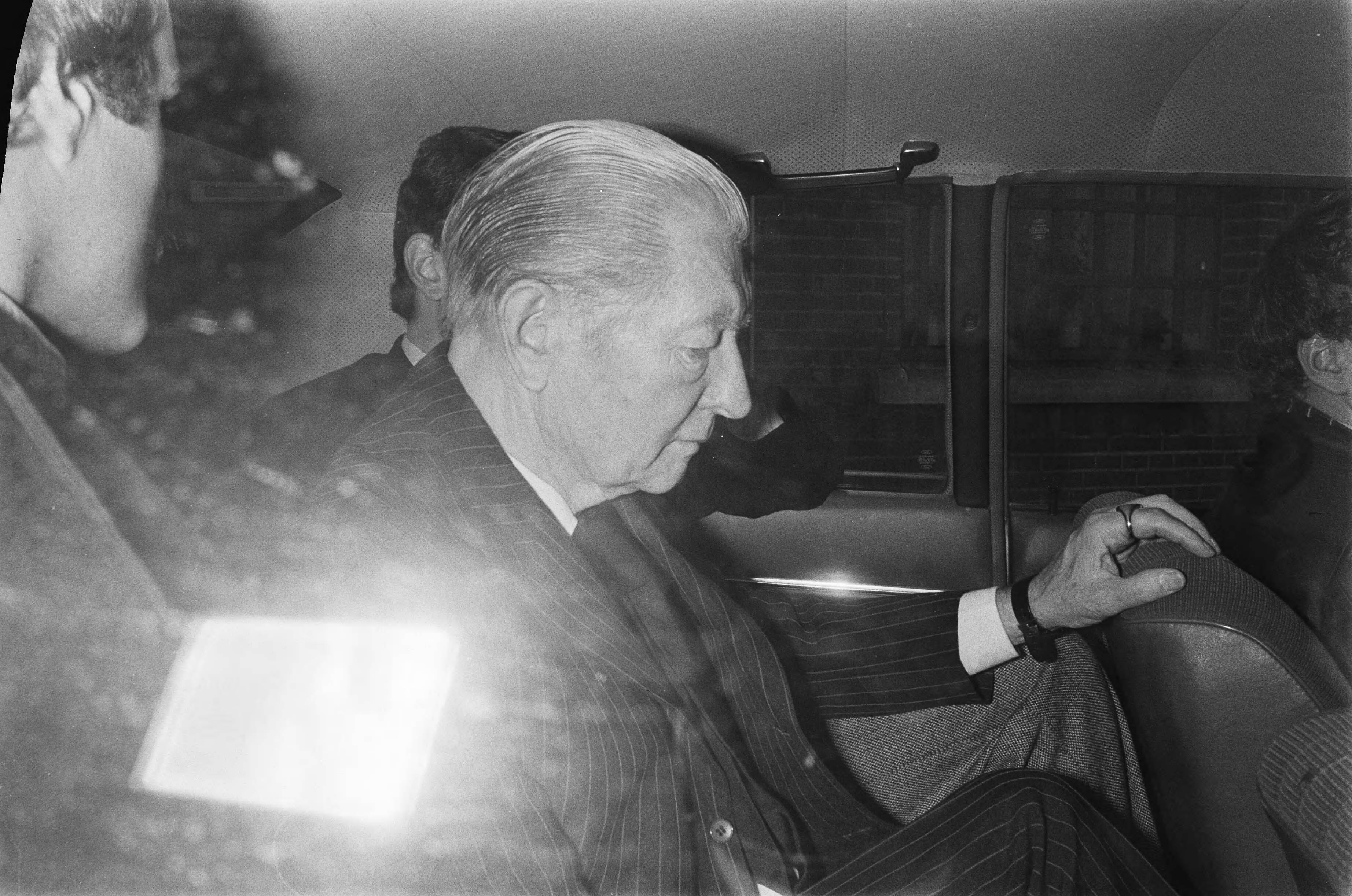 Fotocollectie Anefo — Voortzetting Menten-proces ( Den Haag ); Menten verlaat gevangenis Scheveningen (kop in auto) — Foto: Verhoeff, Bert / Anefo. Licentie: Set B: Rechtenvrij / Publiek Domein. Bron: Nationaal Archief. http://hdl.handle.net/10648/acbfe08c-d0b4-102d-bcf8-003048976d84