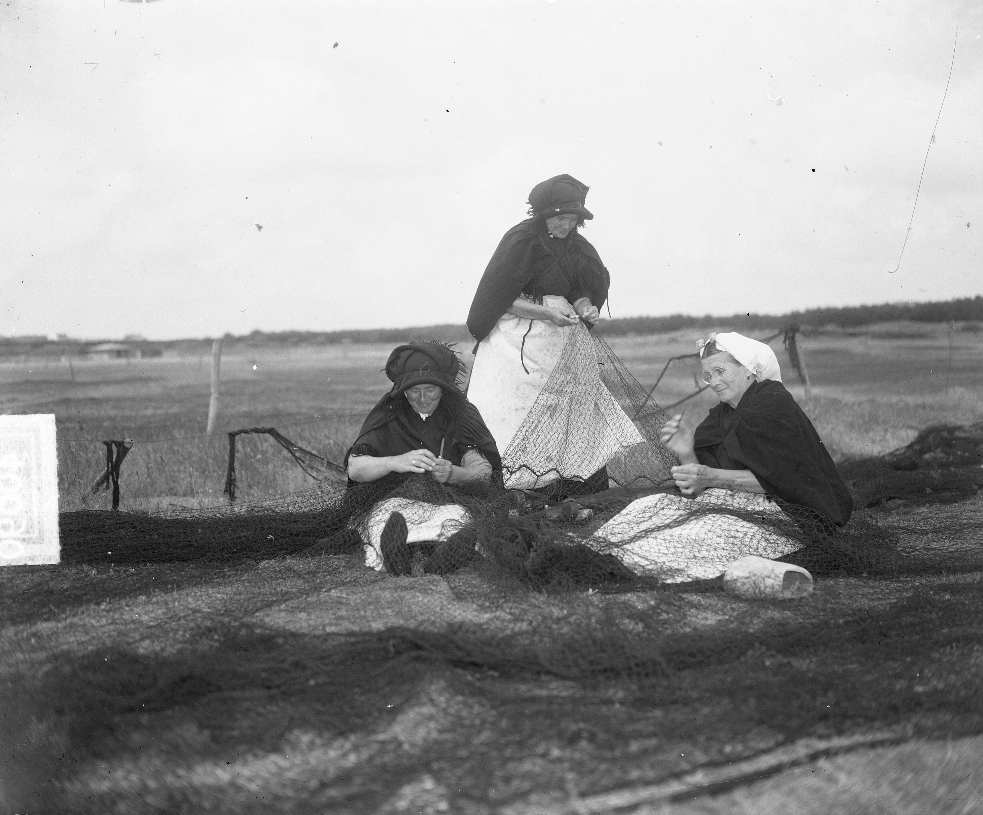 Fotocollectie Anefo — Nettenboetsters te Scheveningen — Foto: Winterbergen, Rolf / Anefo. Licentie: Set B: Rechtenvrij / Publiek Domein. Bron: Nationaal Archief. http://hdl.handle.net/10648/a8d9c65e-d0b4-102d-bcf8-003048976d84