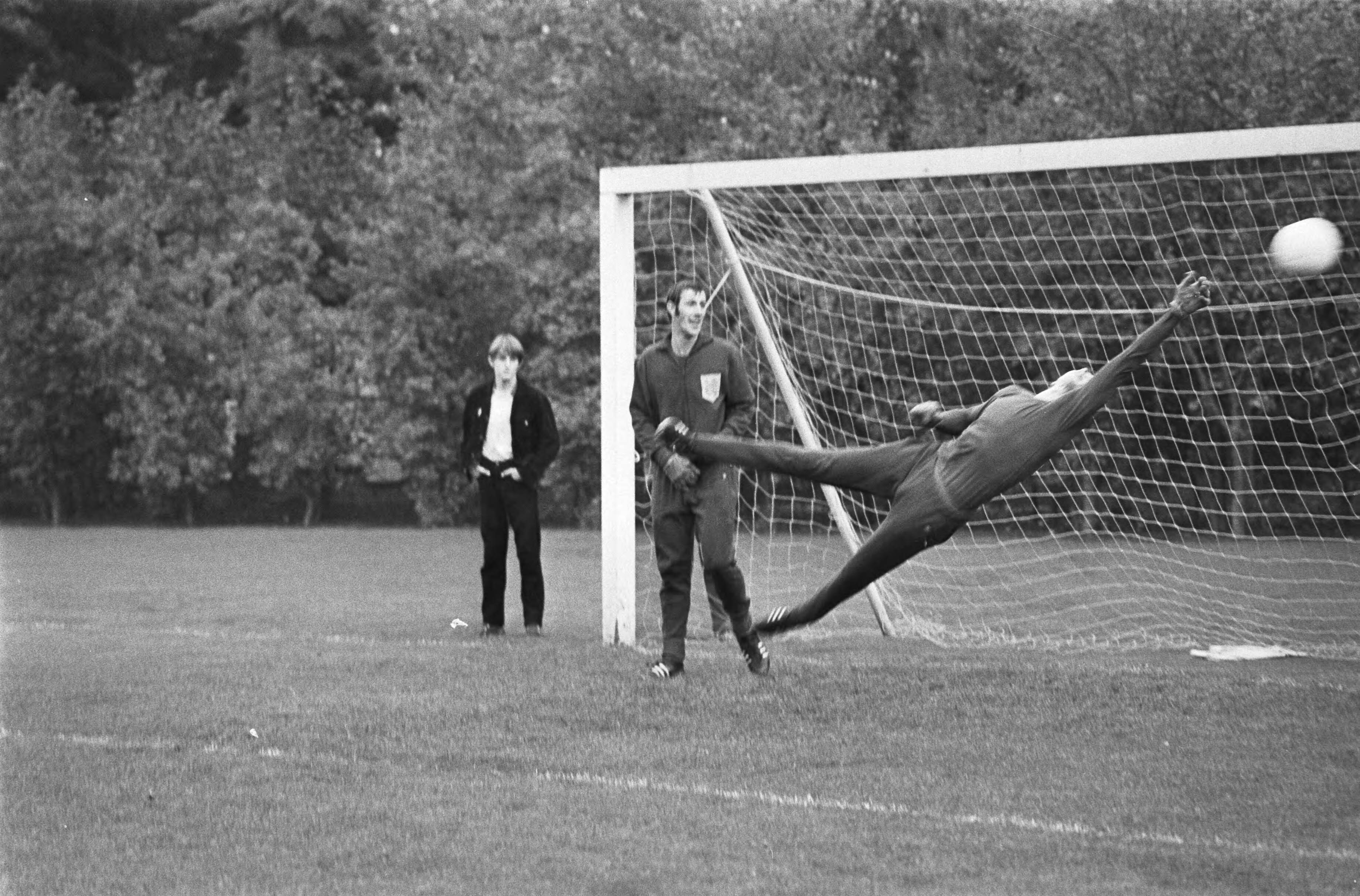 Fotocollectie Anefo — Selectie voor Nederlands elftal traint in KNVB-centrum, Zeist voor wedstrijd tegen Joegoslavie; keeper Van Bever in aktie en reservekeeper Thie kijkt / — Foto: Mieremet, Rob / Anefo. Licentie: Set B: Rechtenvrij / Publiek Domein. Bron: Nationaal Archief. http://hdl.handle.net/10648/aba5b898-d0b4-102d-bcf8-003048976d84