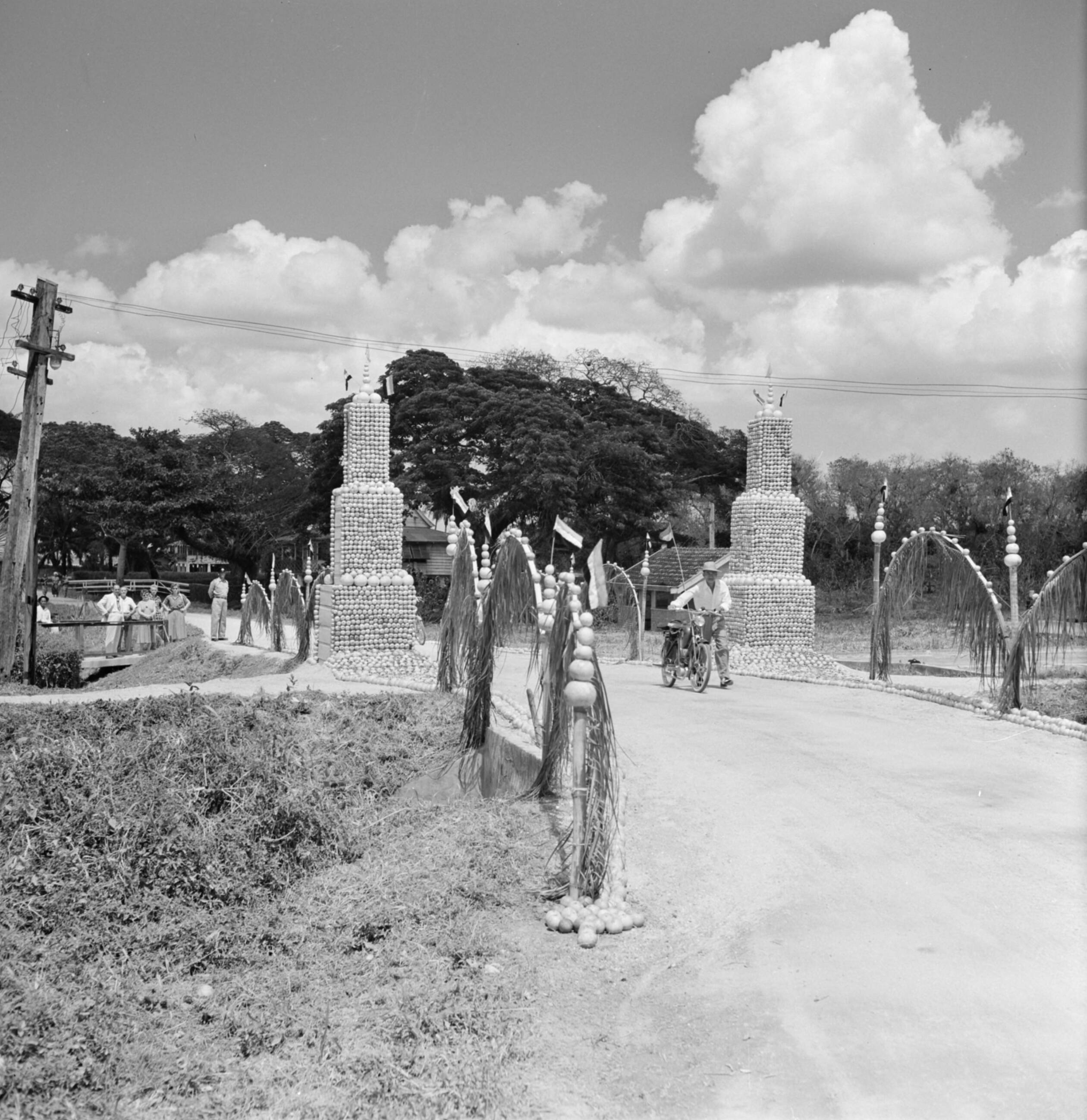 Nederlandse Antillen en Suriname ten tijde van het koninklijk bezoek van koningin Juliana en prins Bernhard in 1955 — Versieringen van citrusvruchten in Voorburg — Foto: Poll, Willem van de. Licentie: Set B: Rechtenvrij / Publiek Domein. Bron: Nationaal Archief. http://hdl.handle.net/10648/aeb37bce-d0b4-102d-bcf8-003048976d84