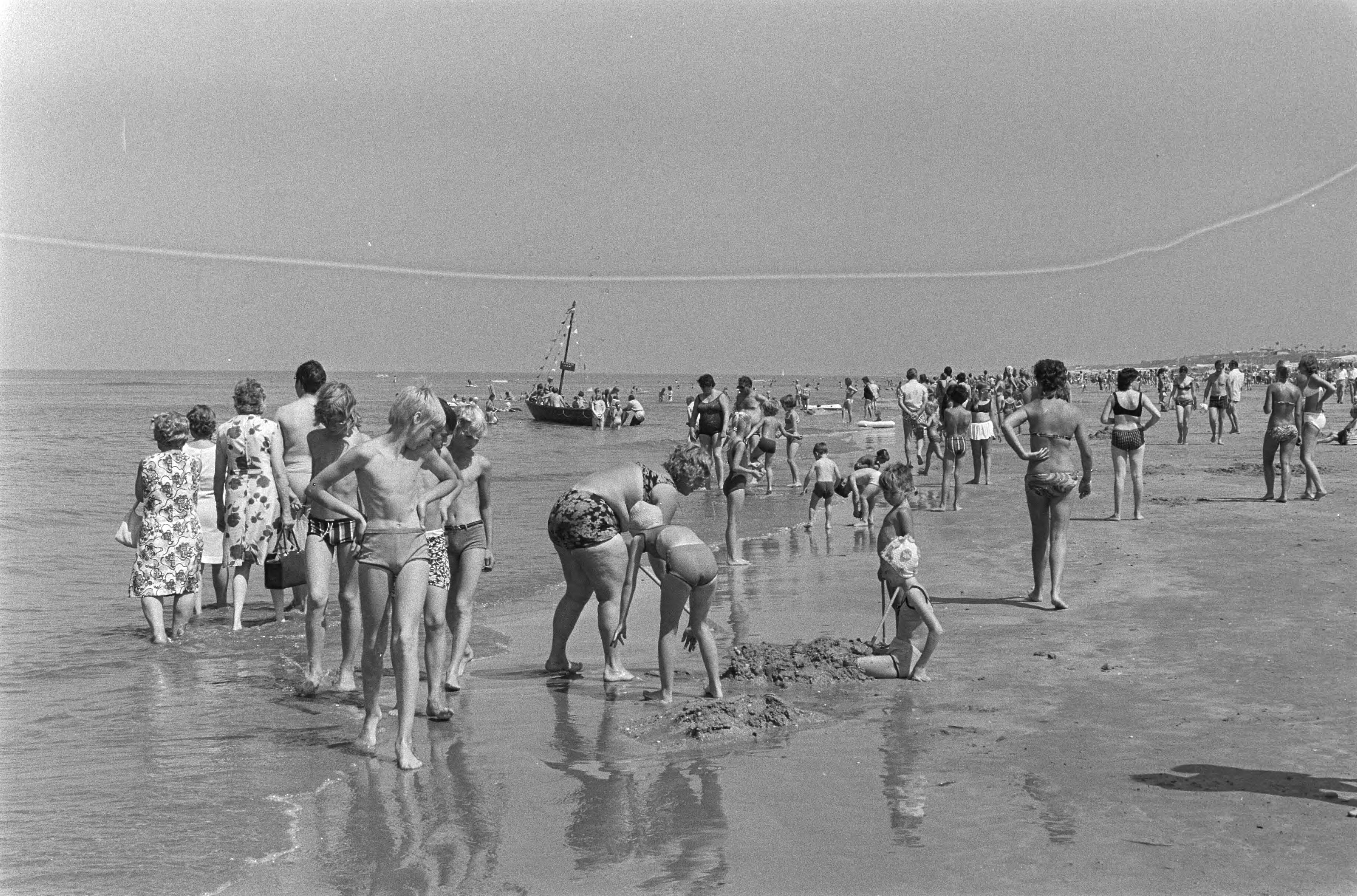 Fotocollectie Anefo — Drukte op strand, Zandvoort — Foto: Peters, Hans / Anefo. Licentie: Set B: Rechtenvrij / Publiek Domein. Bron: Nationaal Archief. http://hdl.handle.net/10648/abc5d63c-d0b4-102d-bcf8-003048976d84