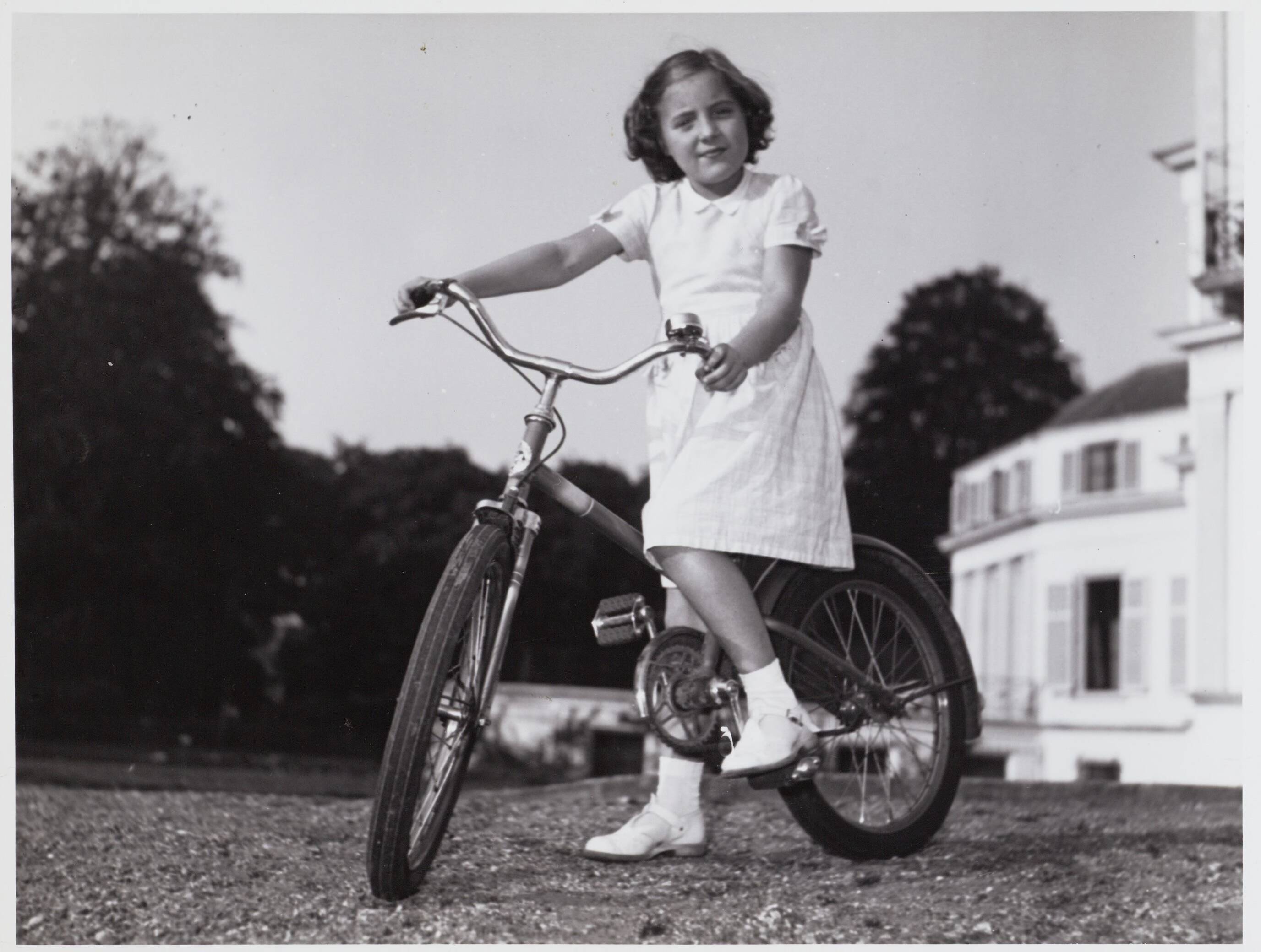 Fotocollectie RVD / Koninklijk Huis — Prinses Margriet op de fiets bij Paleis Soestdijk — Foto: Woldringh, Meinard / RVD. Licentie: Set B: Rechtenvrij / Publiek Domein. Bron: Nationaal Archief. http://hdl.handle.net/10648/afae7308-d0b4-102d-bcf8-003048976d84