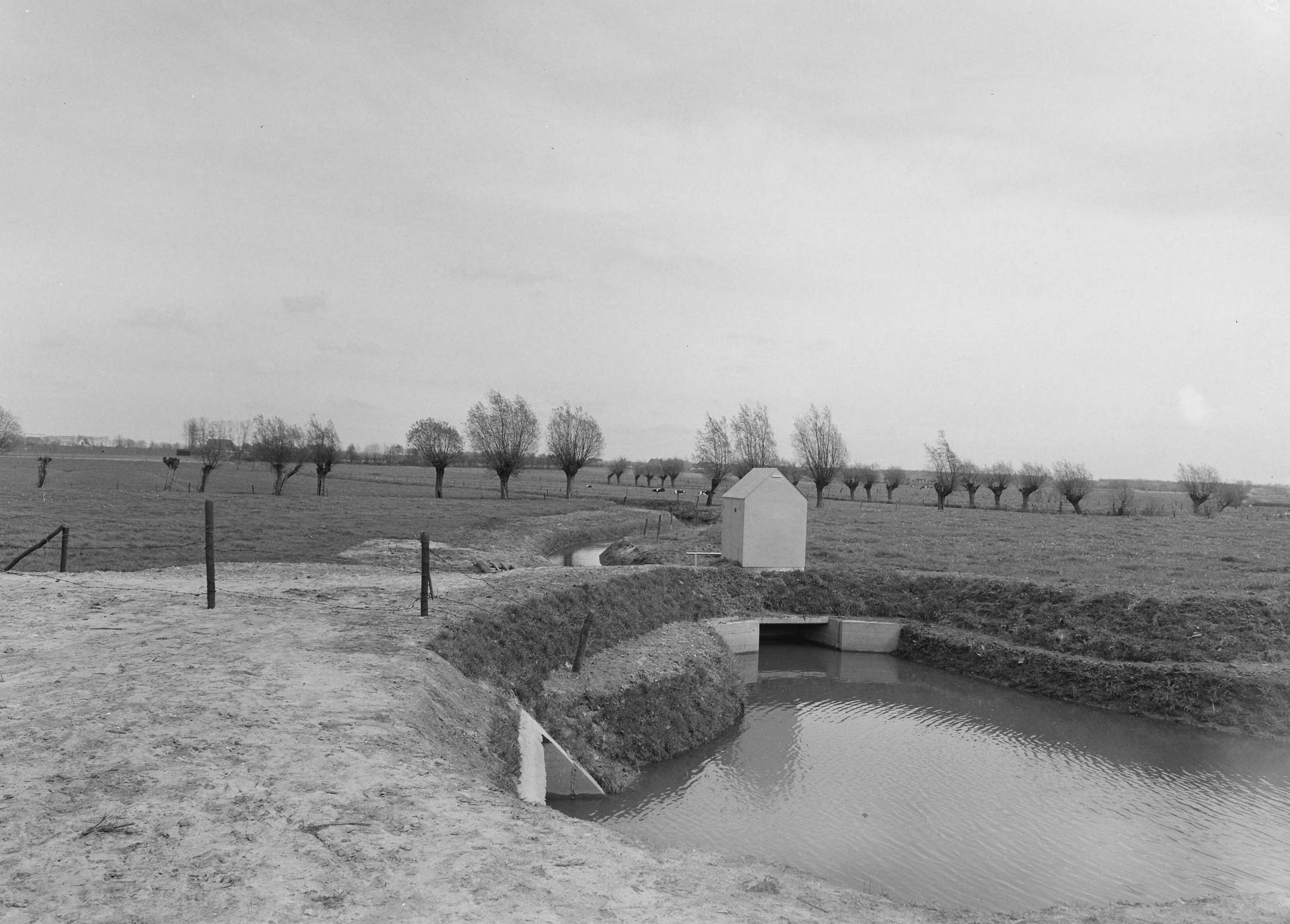 Fotocollectie Nederlandse Heidemaatschappij — Electrisch gemaaltje ontwateringsplan Leurse haven, gemeente Etten-Leur. Cap. 12 m3 per minuut — Foto: Eyssen, [...] / Heidemij. Licentie: Set B: Rechtenvrij / Publiek Domein. Bron: Nationaal Archief. http://hdl.handle.net/10648/ae5f175a-d0b4-102d-bcf8-003048976d84