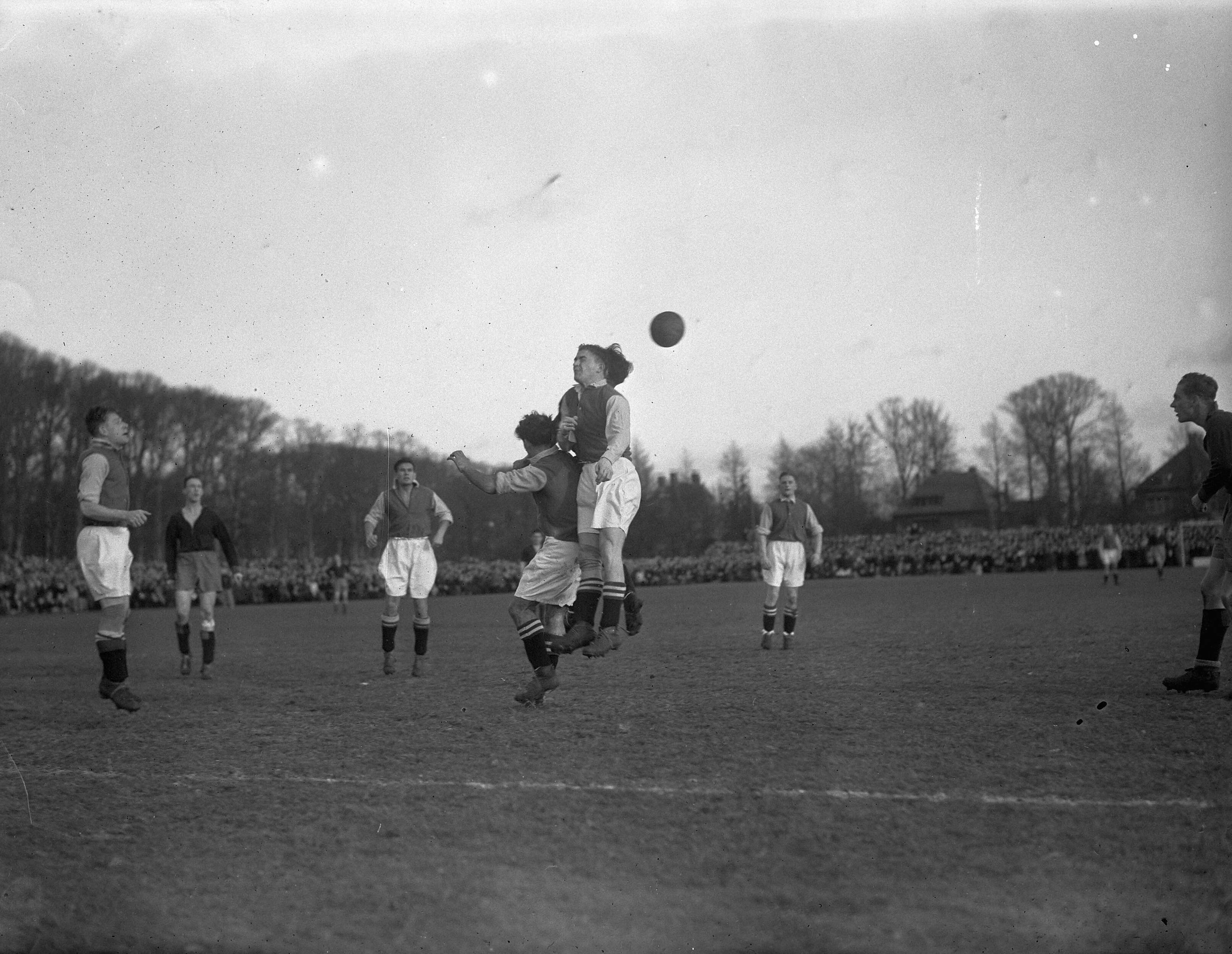 Fotocollectie Anefo — Voetbal. Haarlem tegen Ajax 1-1. Spelmoment voor het Ajax-doel — Foto: Noske, J.D. / Anefo. Licentie: Set B: Rechtenvrij / Publiek Domein. Bron: Nationaal Archief. http://hdl.handle.net/10648/a8b12032-d0b4-102d-bcf8-003048976d84