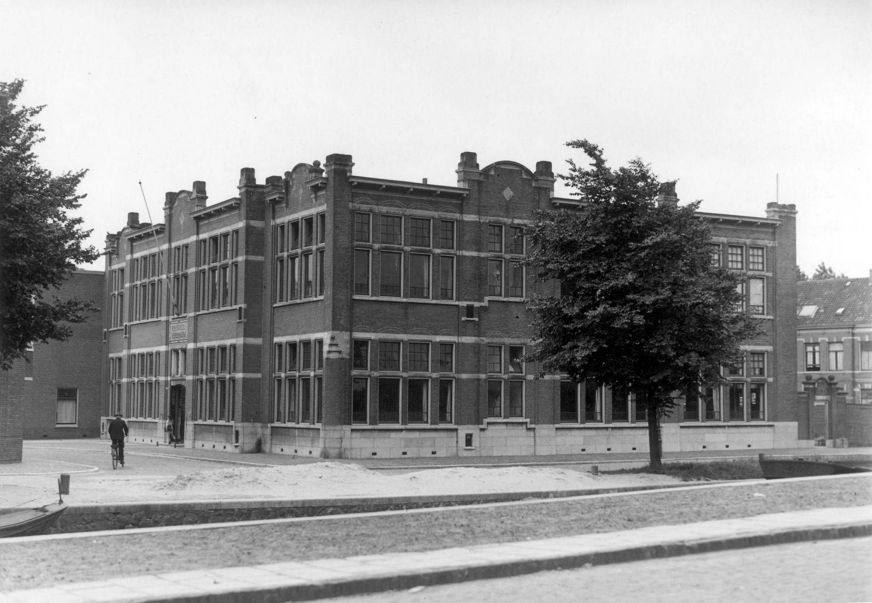 Onderwijs, educatie", "Godsdiensten, religies — Rooms-katholieke lagere school aan de Cruquiusstraat in Haarlem, circa 1930 (tegenover de kathedrale basiliek Sint Bavo). — Foto: Fotograaf Onbekend / Fotobureau onbekend / Spaarnestad Photo (05887). Licentie: Set B: Rechtenvrij / Publiek Domein. Bron: Nationaal Archief. http://hdl.handle.net/10648/35429da5-ebcc-a382-e063-6df0900a6686