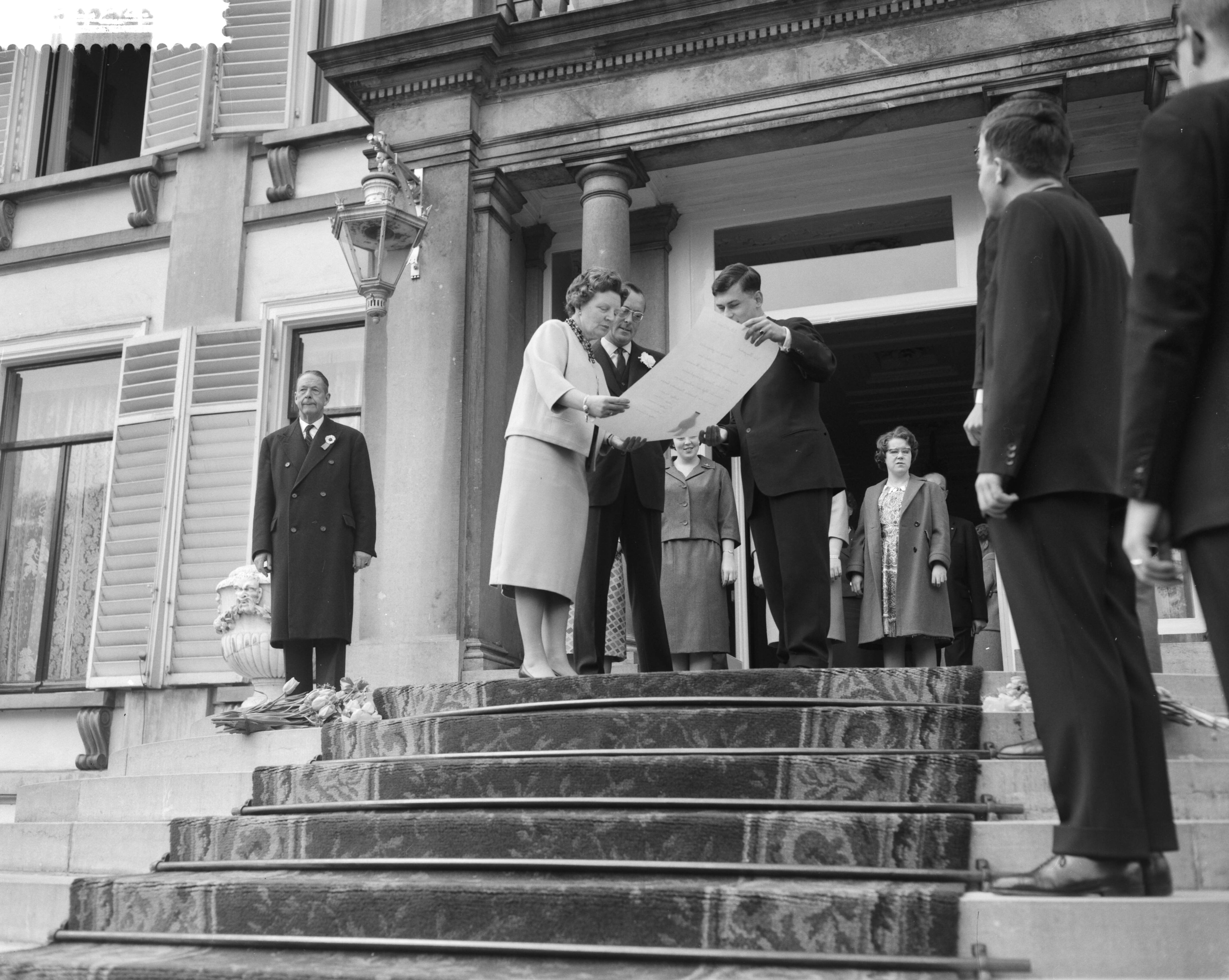 Koninginnedag 1961 — Defilé op paleis Soestdijk t.g.v. de verjaardag van koningin Juliana. Koningin Juliana ontvangt een oorkonde — Foto: Bilsen, Joop van / Anefo. Licentie: Set B: Rechtenvrij / Publiek Domein. Bron: Nationaal Archief. http://hdl.handle.net/10648/a9d36e34-d0b4-102d-bcf8-003048976d84