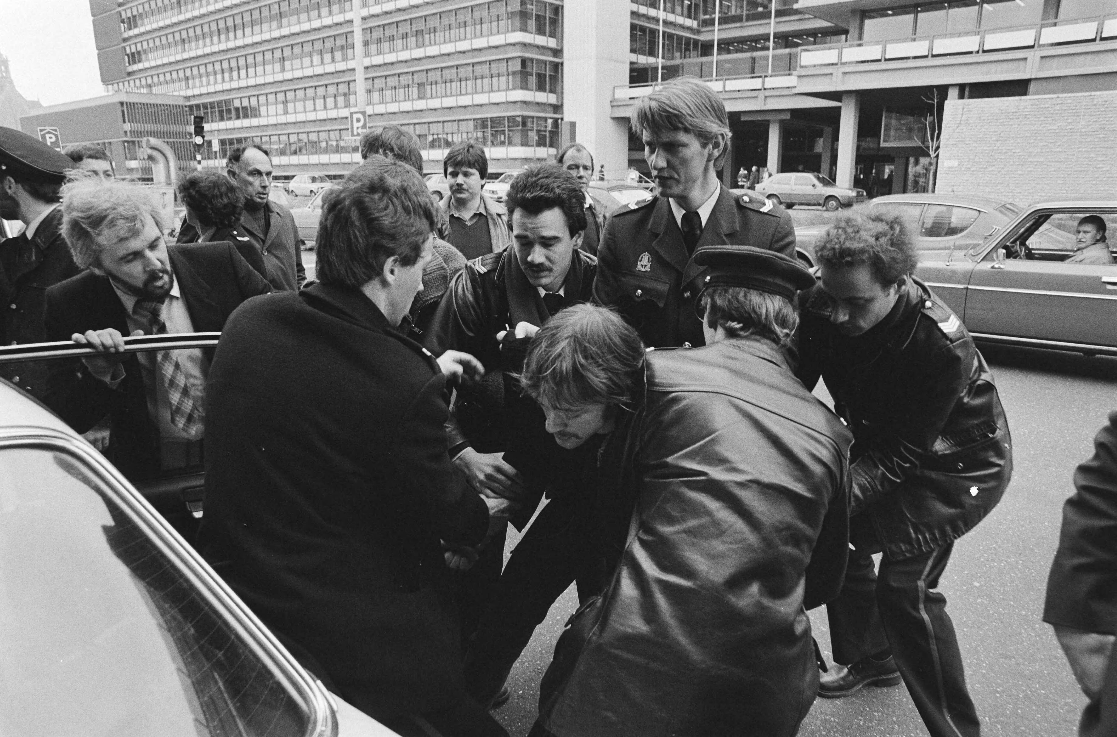 Fotocollectie Anefo — Demonstratie 30 jongeren Belangenvereniging Minderjarigen (BM) en vakbond tehuisbewoners voor Ministerie Justitie, Den Haag — Foto: Antonisse, Marcel / Anefo. Licentie: Set B: Rechtenvrij / Publiek Domein. Bron: Nationaal Archief. http://hdl.handle.net/10648/acf71390-d0b4-102d-bcf8-003048976d84