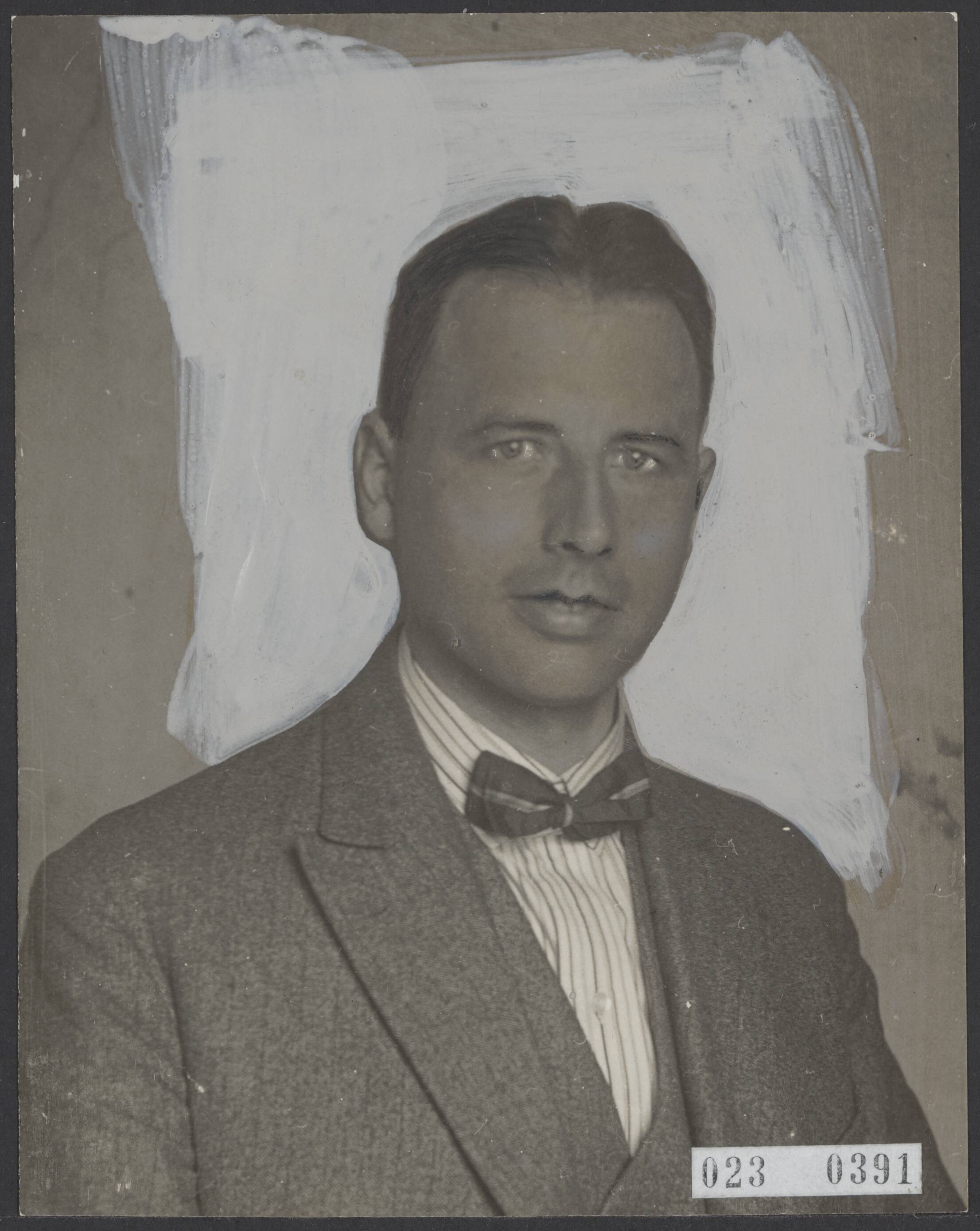 Fotocollectie Elsevier Binnenland — Prof. dr. D. van Os, de nieuw benoemde hoogleraar Farmacie en Toxocologie aan de Rijksuniversiteit Groningen , is opvolger van prof. C. van Wisselingh. Prof. dr. Van Os is thans adjunct-directeur van de Koninklijke Farmaceutische Handelsvereniging te Amsterdam — Foto: De Fotocentrale. Licentie: Set B: Rechtenvrij / Publiek Domein. Bron: Nationaal Archief. http://hdl.handle.net/10648/add49170-d0b4-102d-bcf8-003048976d84