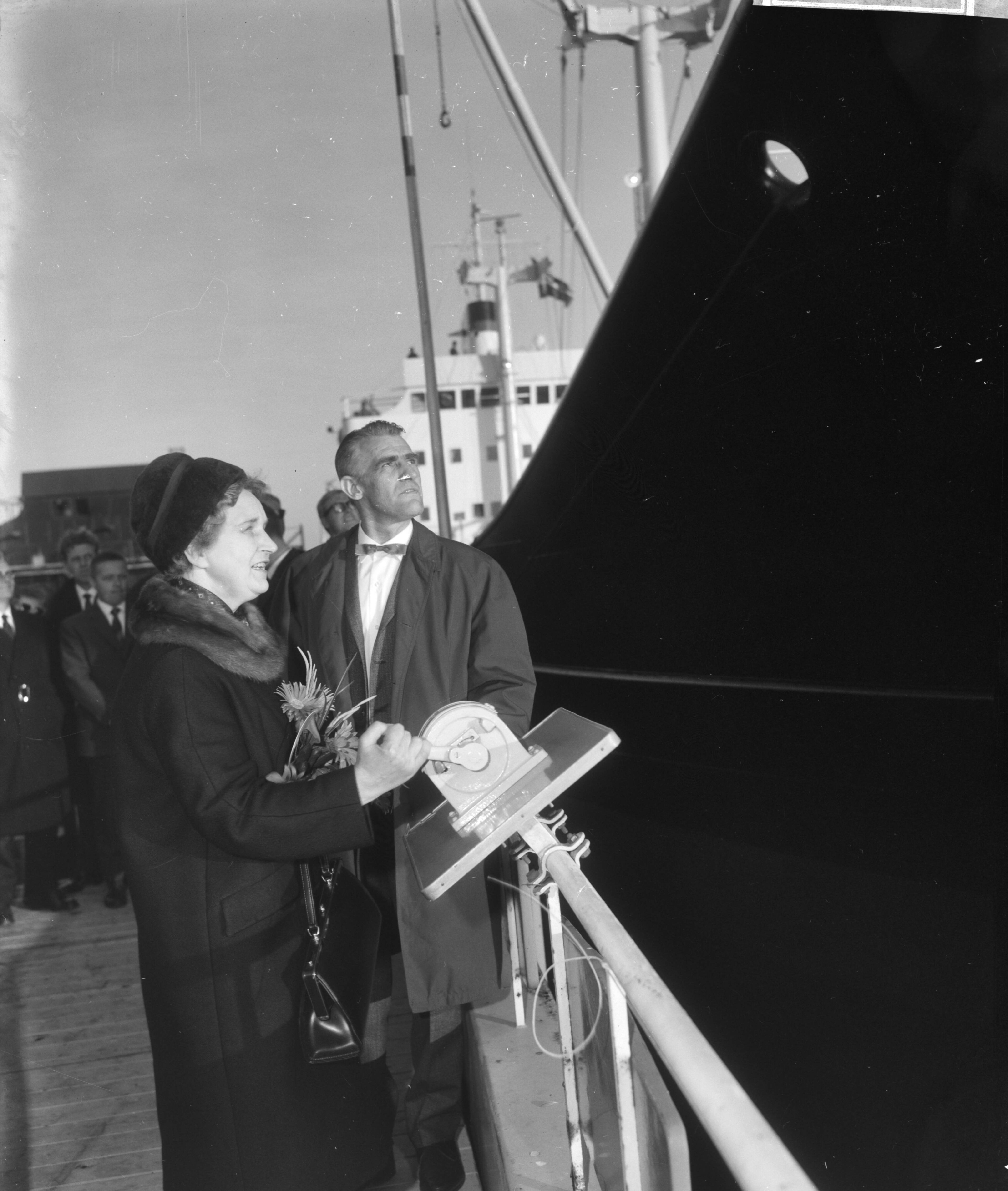 Tewaterlating motorschip "Karin Winther", gebouwd door de Zaanlandse Scheepsbouw Maatschappij te Zaandam, in opdracht van E. Winther, Hellerup, Denemarken — Zaandam|Noord-Holland|schepen |tewaterlatingen |plechtigheden|Zaanlandse Scheepsbouw Maatschappij |Karin Winther — Foto: Bilsen, Joop van / Anefo. Licentie: Set B: Rechtenvrij / Publiek Domein. Bron: Nationaal Archief. http://hdl.handle.net/10648/aac83a04-d0b4-102d-bcf8-003048976d84